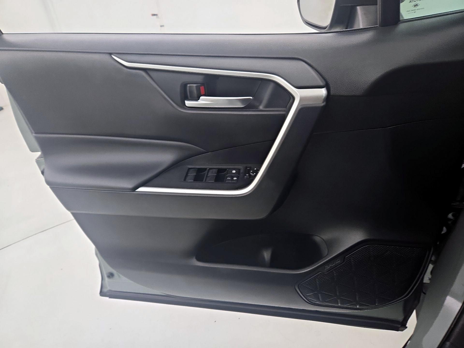 Thumbnail: 2019 Toyota RAV4 - 12