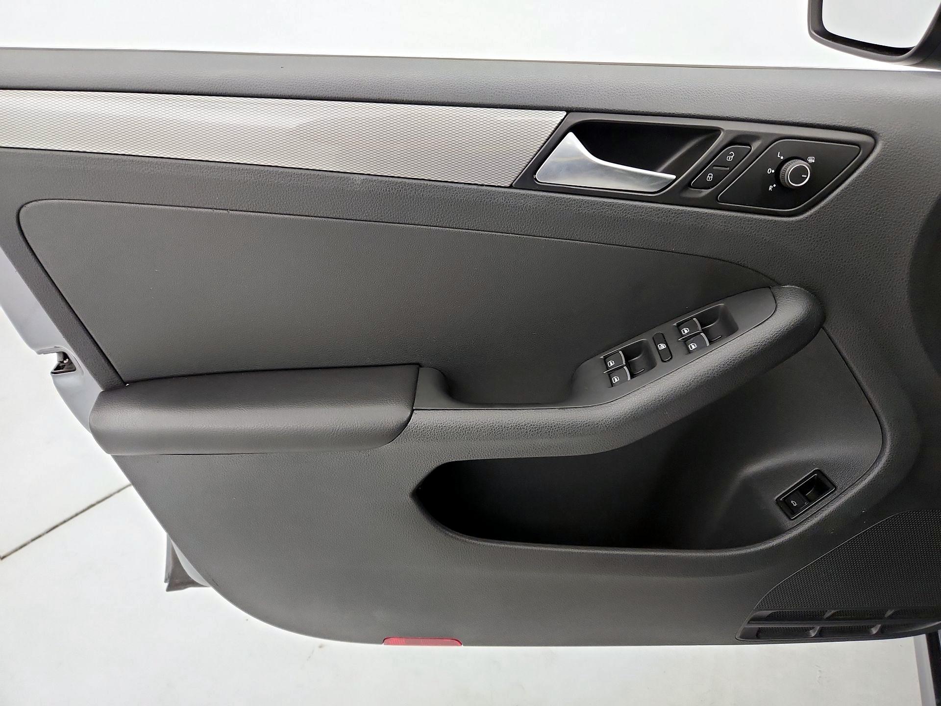 Thumbnail: 2016 Volkswagen Jetta - 12