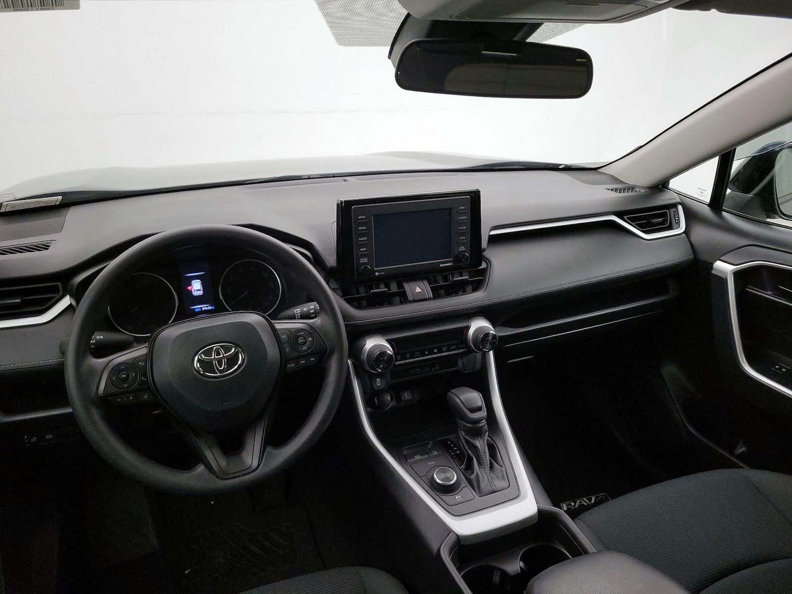 2021 Toyota RAV4 LE - Photo 10