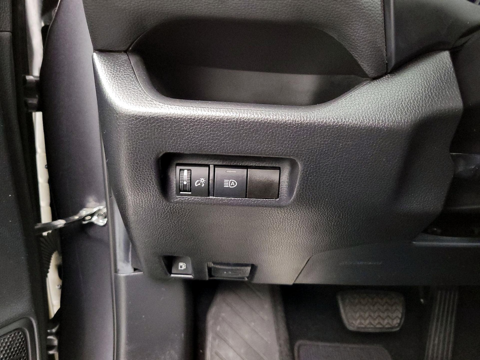 2021 Toyota RAV4 LE - Photo 14