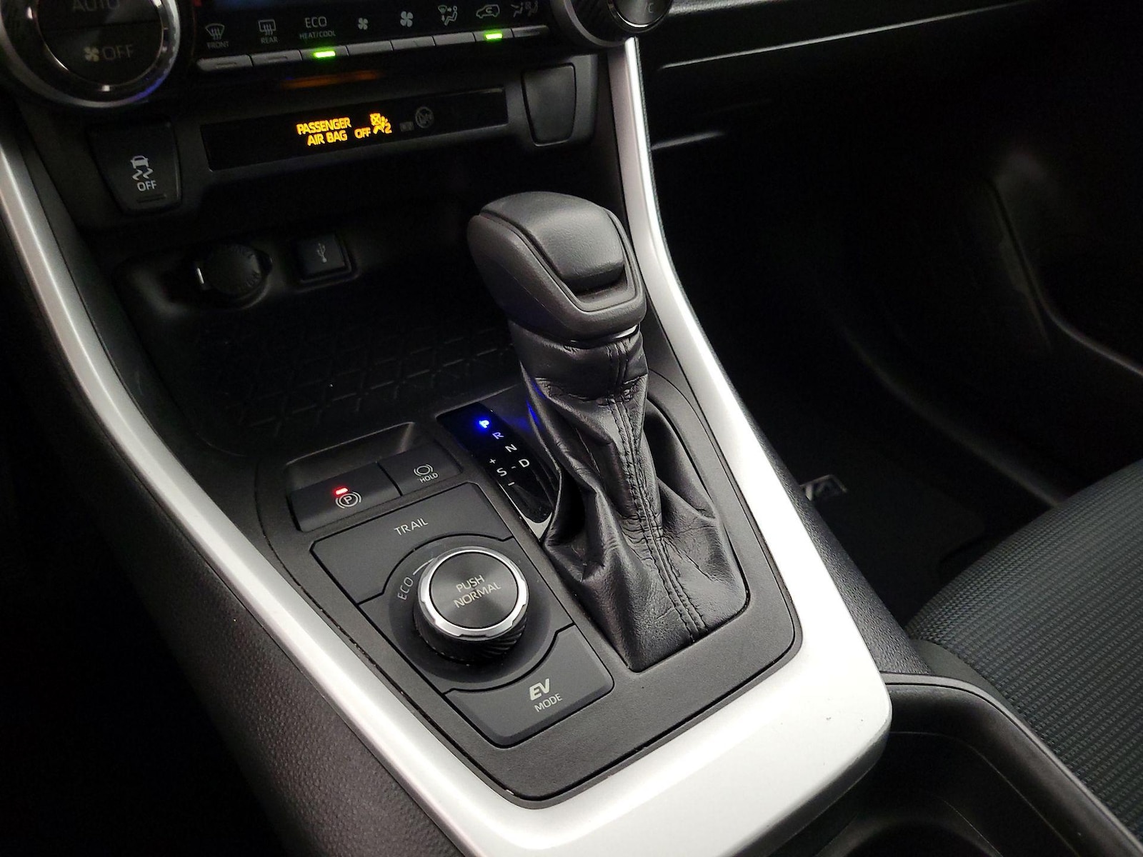 2021 Toyota RAV4 LE - Photo 18