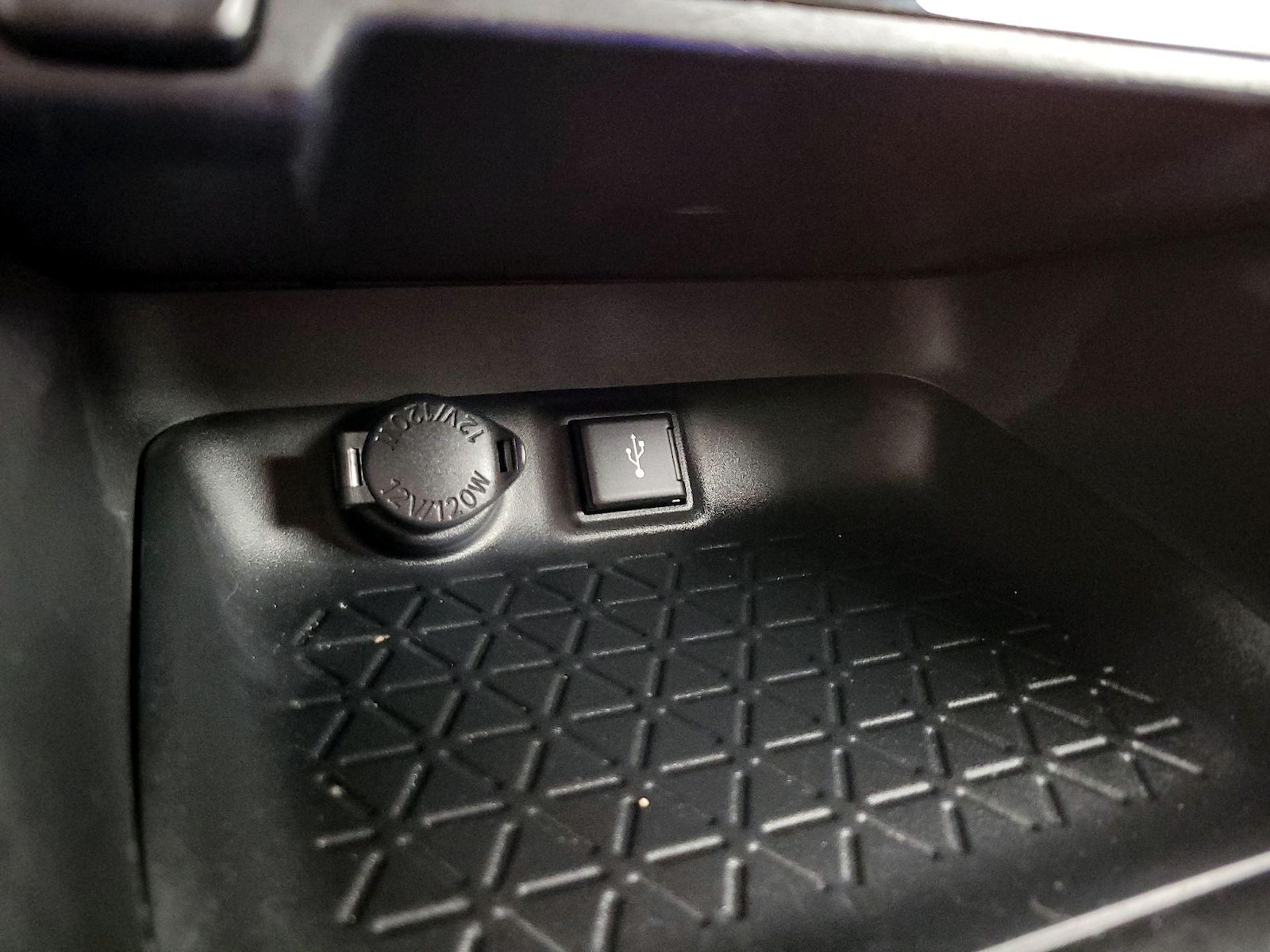 2021 Toyota RAV4 LE - Photo 19