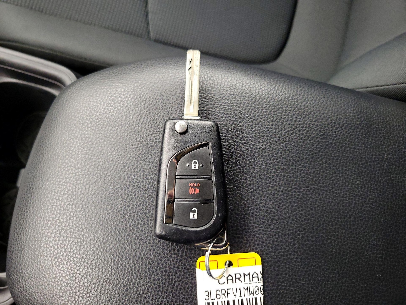 2021 Toyota RAV4 LE - Photo 23