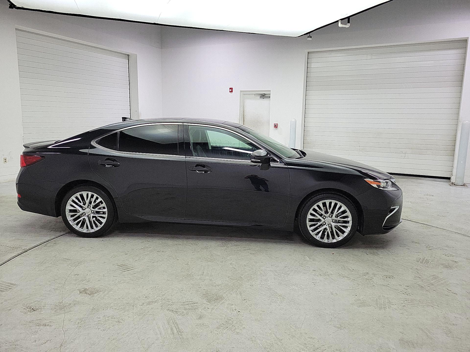 Thumbnail: 2017 Lexus ES - 4