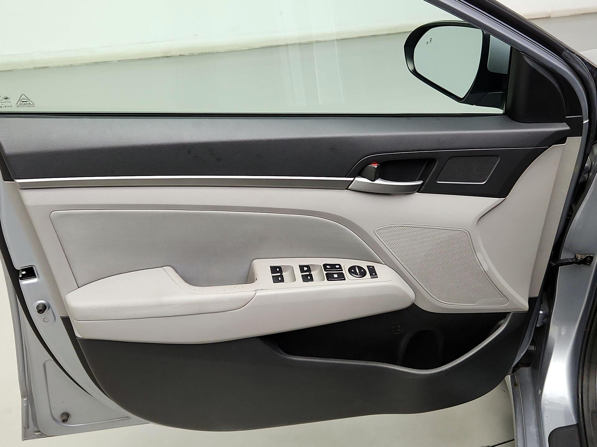 Thumbnail: 2017 Hyundai Elantra - 10