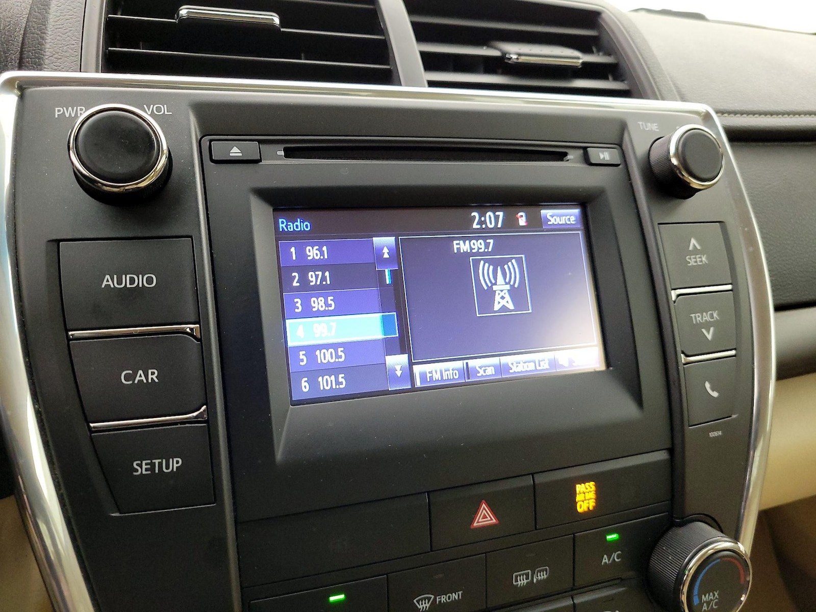 2017 Toyota Camry LE - Photo 16