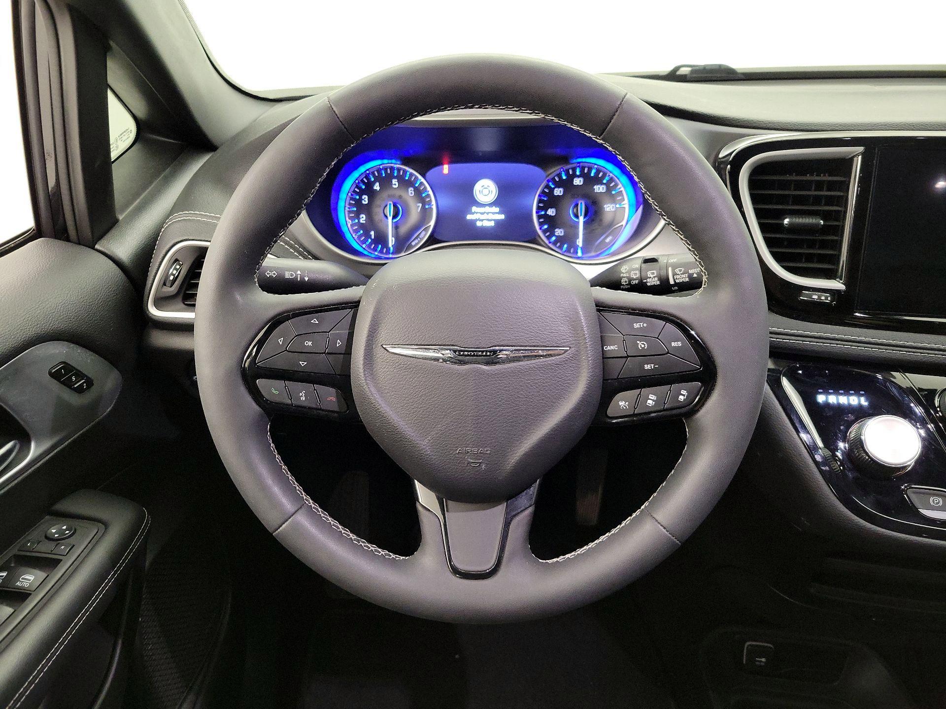 Thumbnail: 2023 Chrysler Pacifica - 10