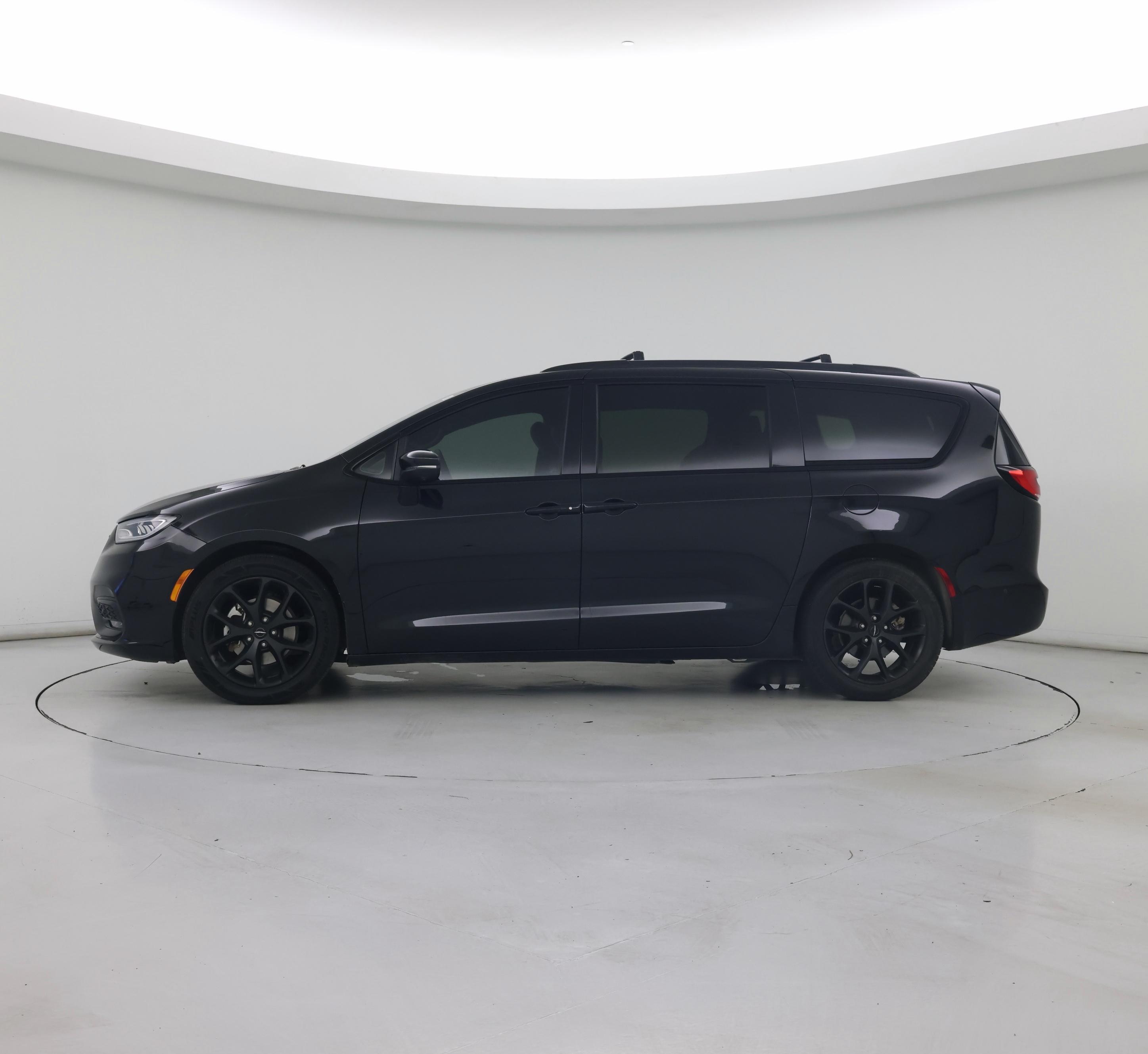 Thumbnail: 2023 Chrysler Pacifica - 3