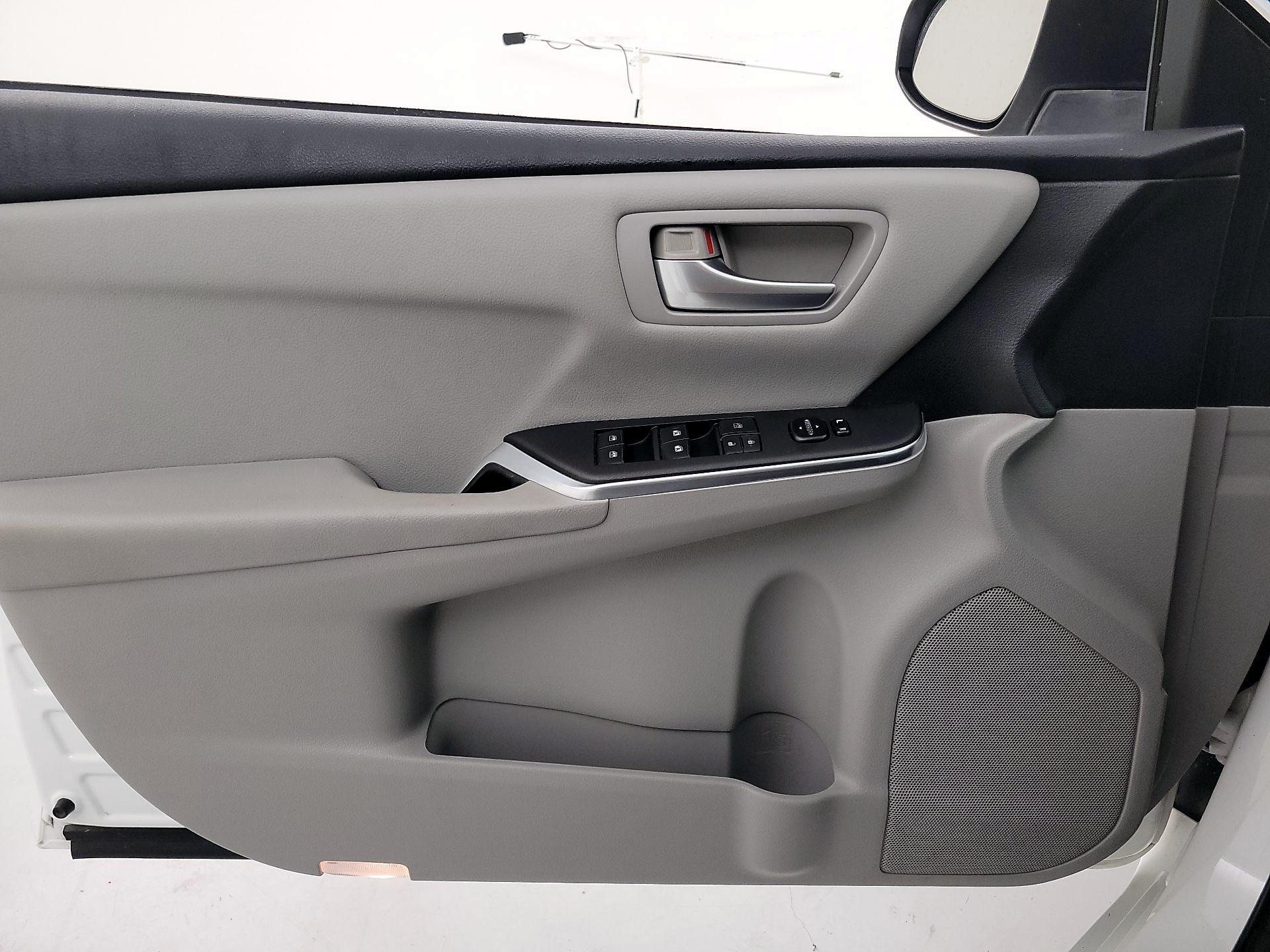 Thumbnail: 2016 Toyota Camry - 12