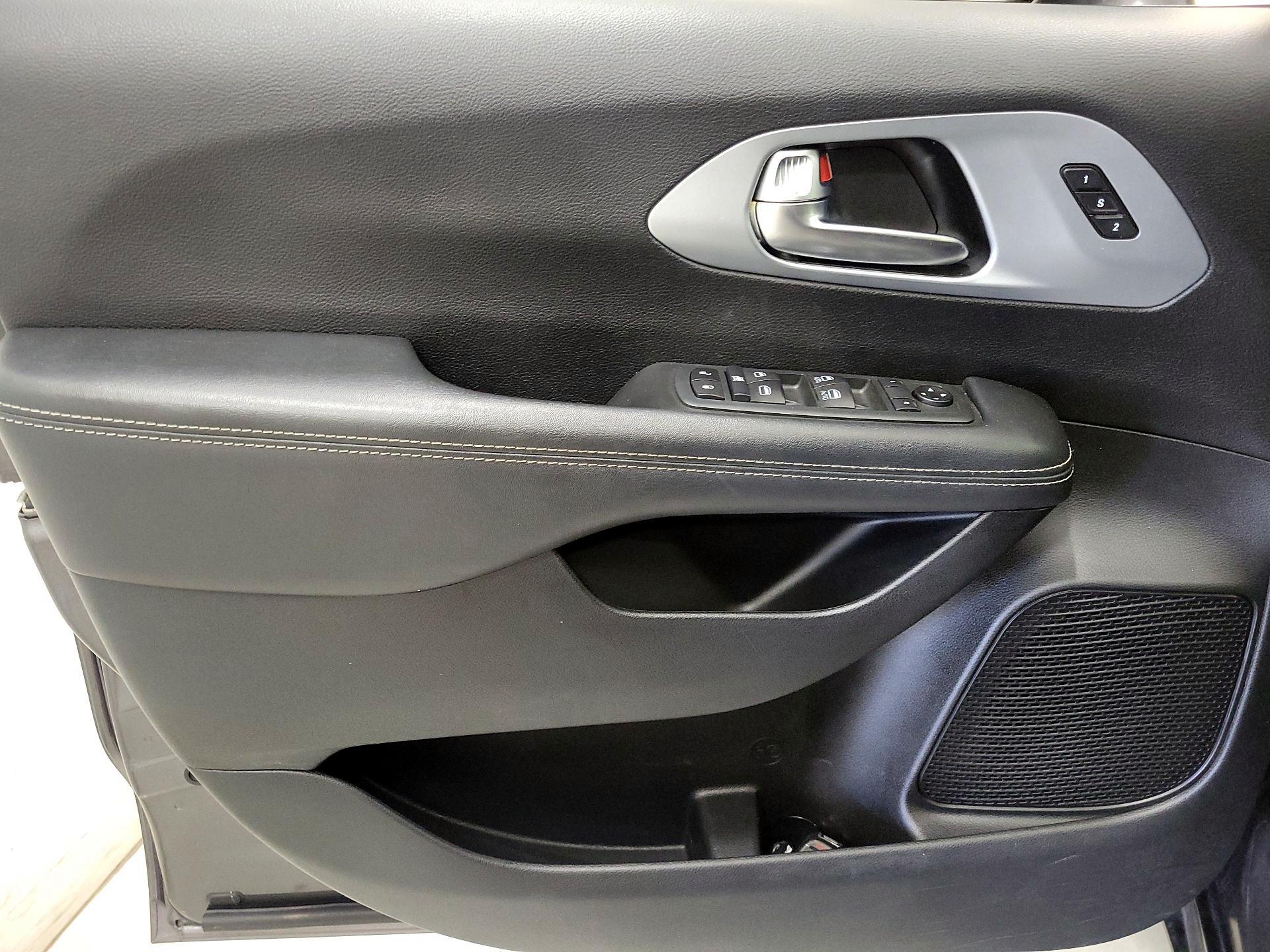 Thumbnail: 2020 Chrysler Pacifica - 12