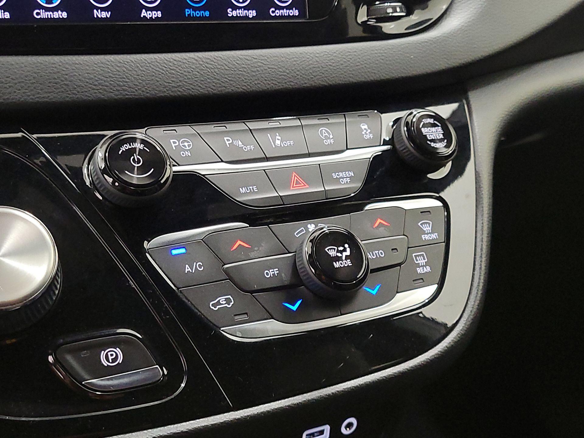 Thumbnail: 2020 Chrysler Pacifica - 17