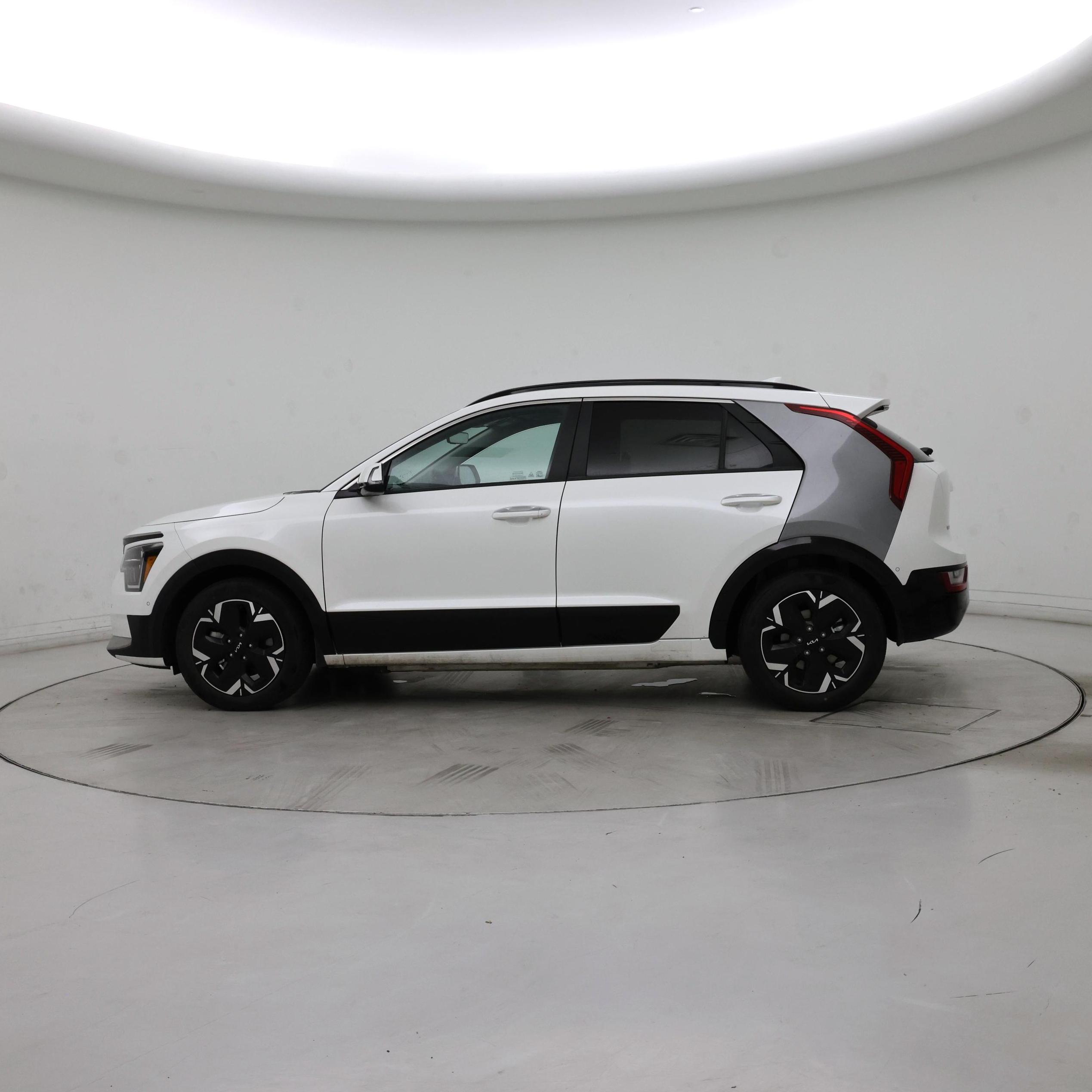 Thumbnail: 2023 Kia Niro - 3