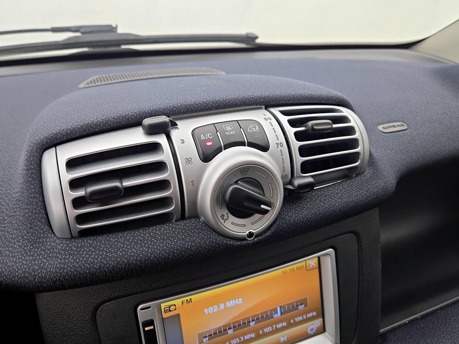 Thumbnail: 2015 smart fortwo - 14
