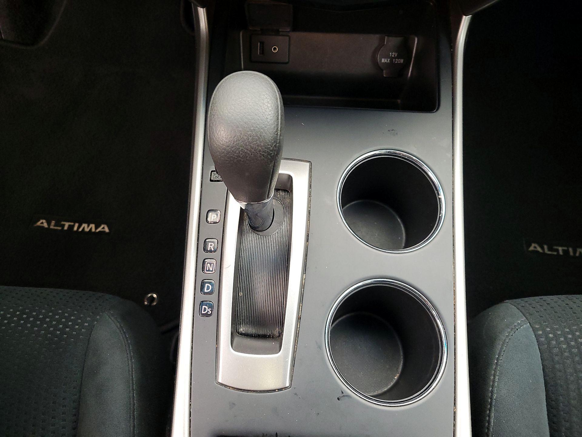 Thumbnail: 2015 Nissan Altima - 17