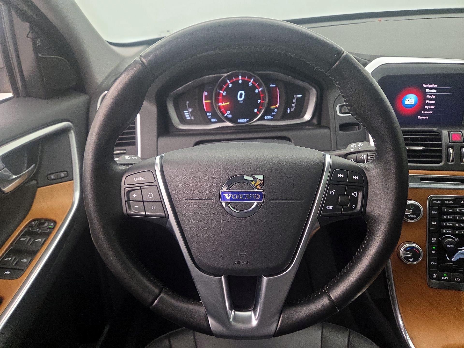 Thumbnail: 2017 Volvo XC60 - 10