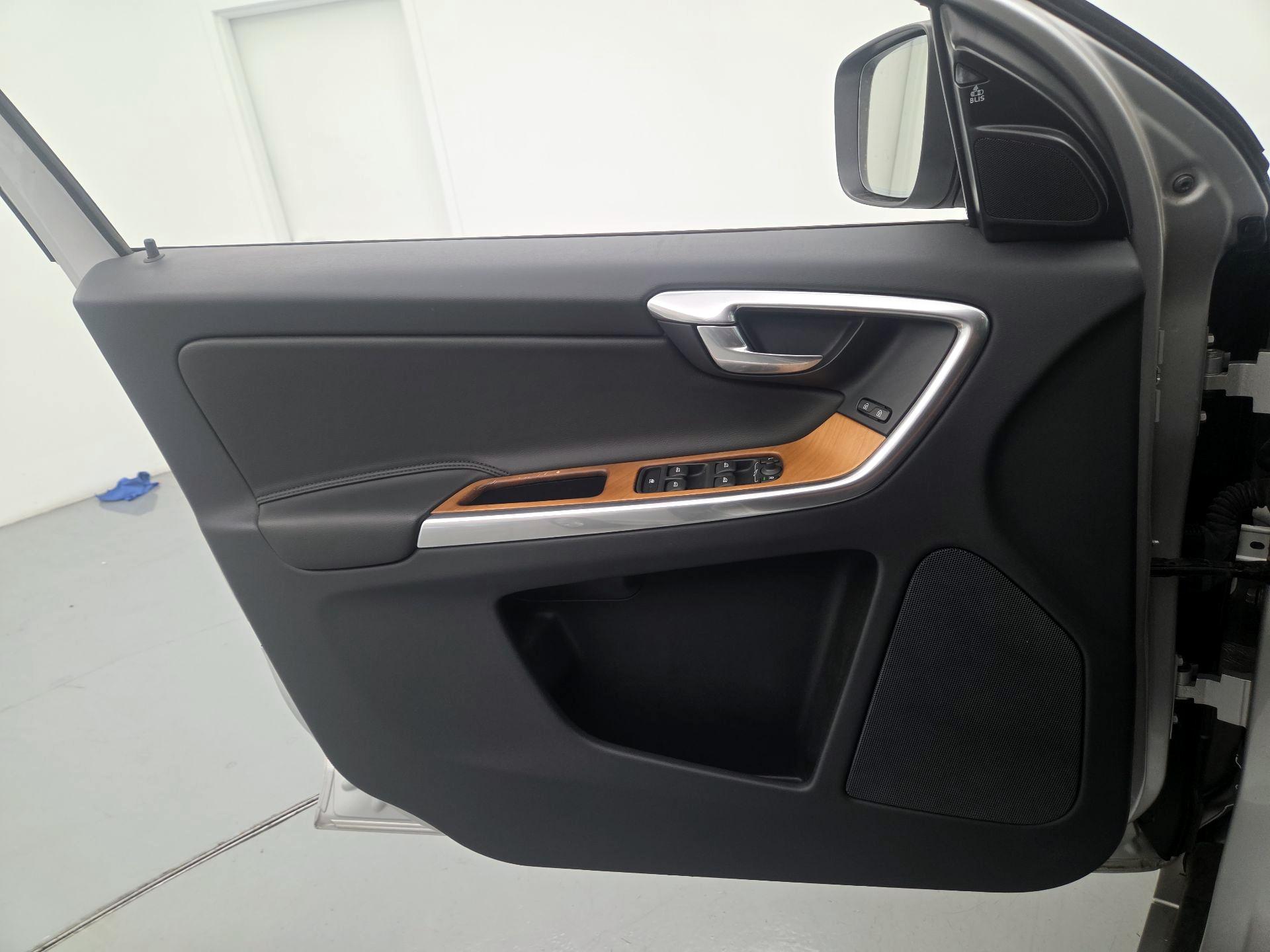 Thumbnail: 2017 Volvo XC60 - 12