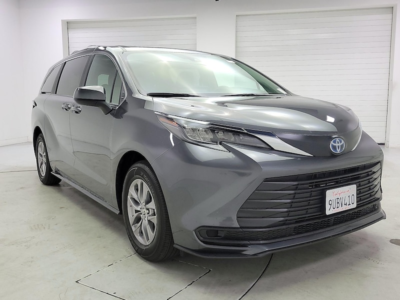 2025 Toyota Sienna LE