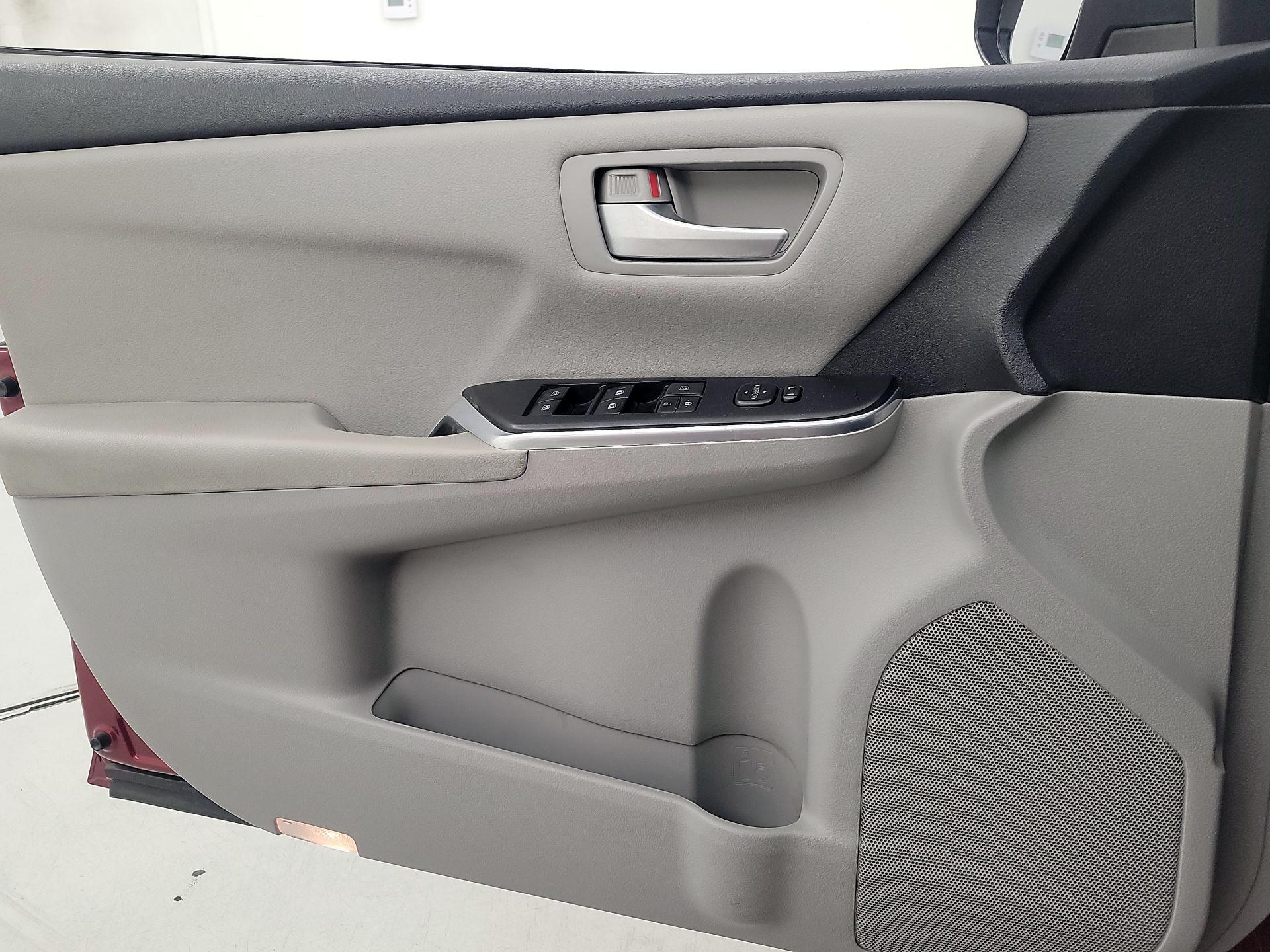 Thumbnail: 2016 Toyota Camry - 12