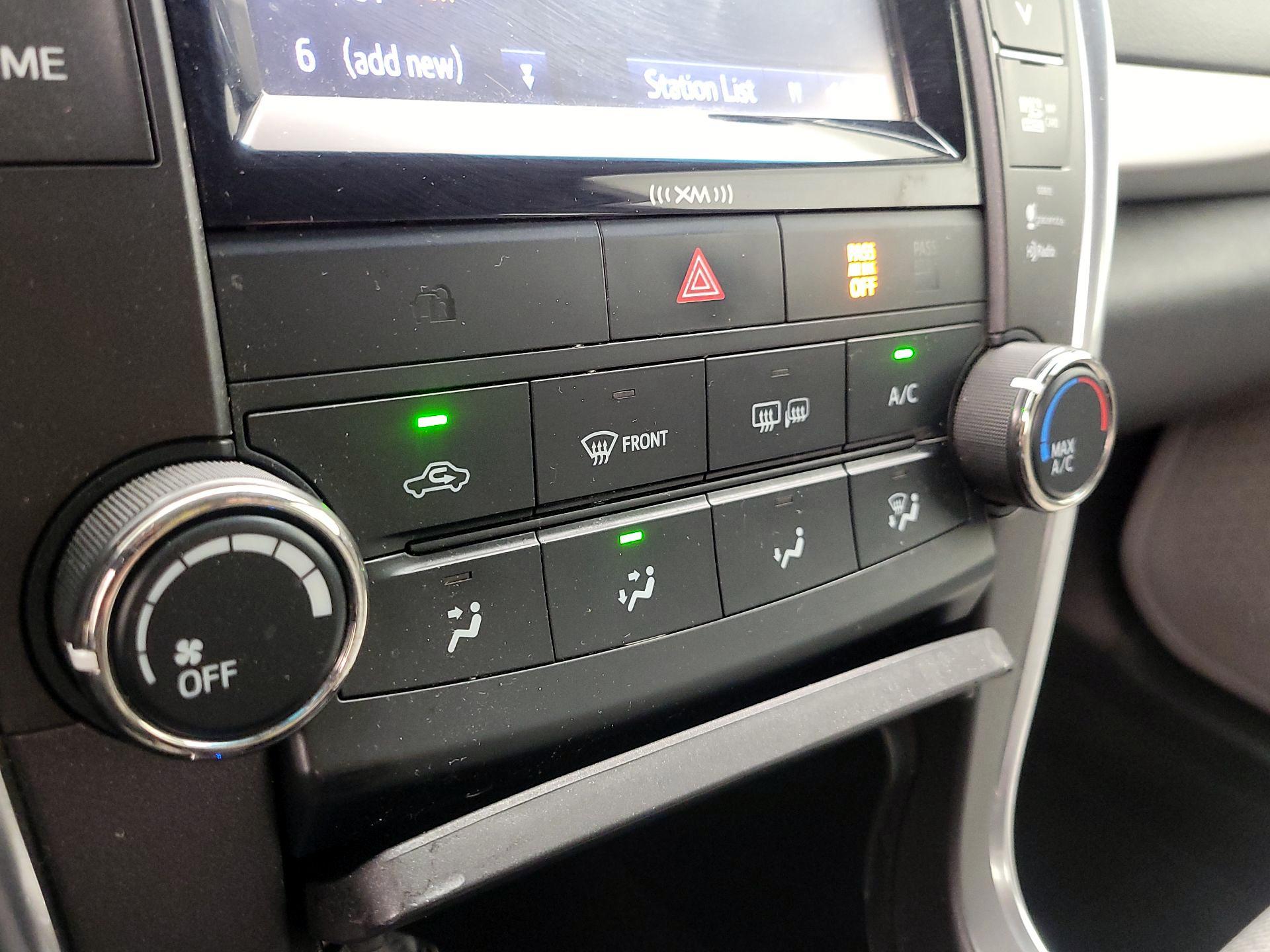 Thumbnail: 2016 Toyota Camry - 17