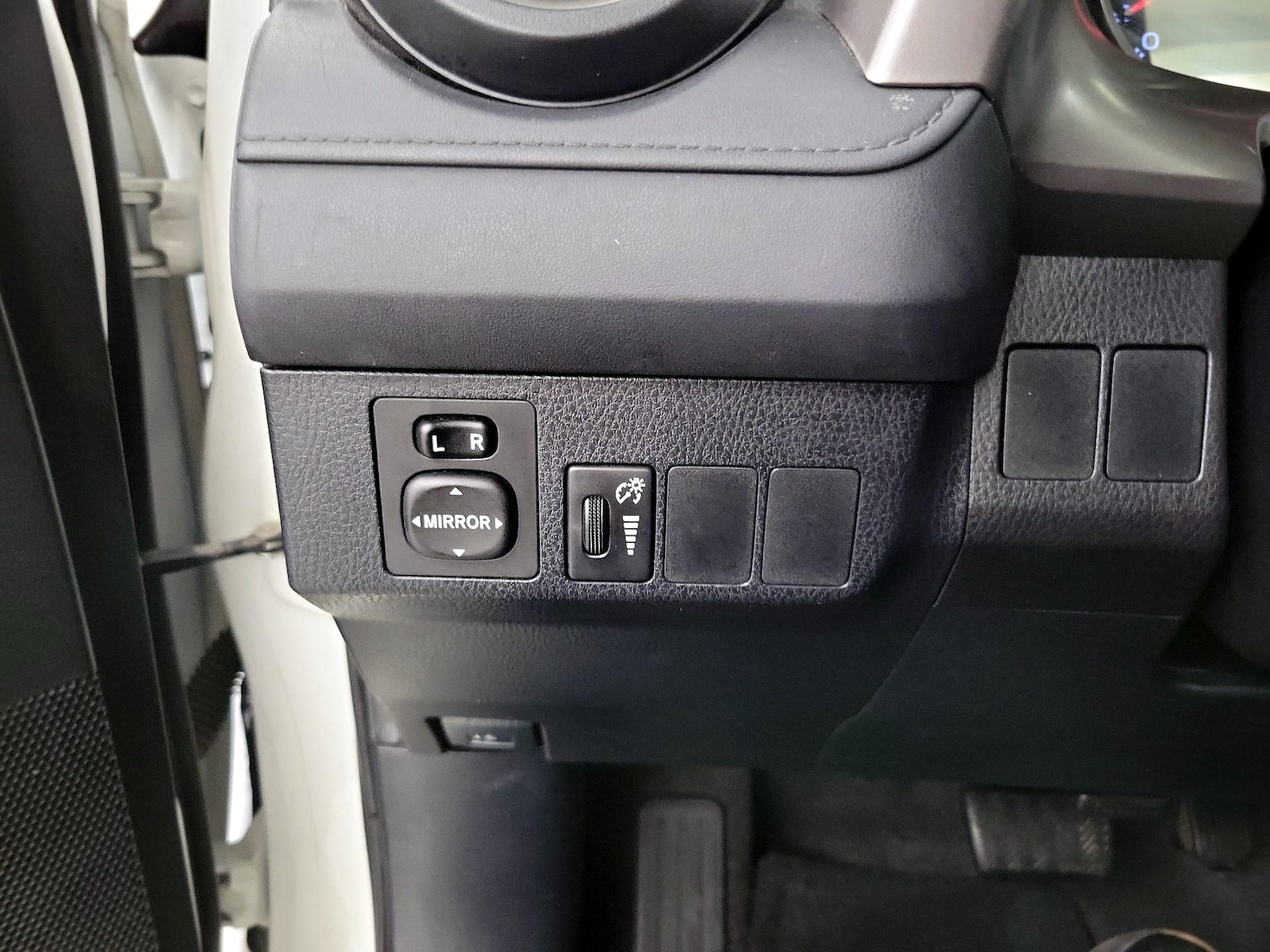 2016 Toyota RAV4 LE - Photo 12