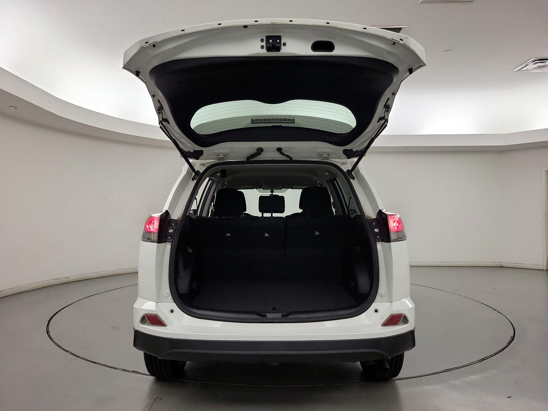 Thumbnail: 2016 Toyota RAV4 - 18
