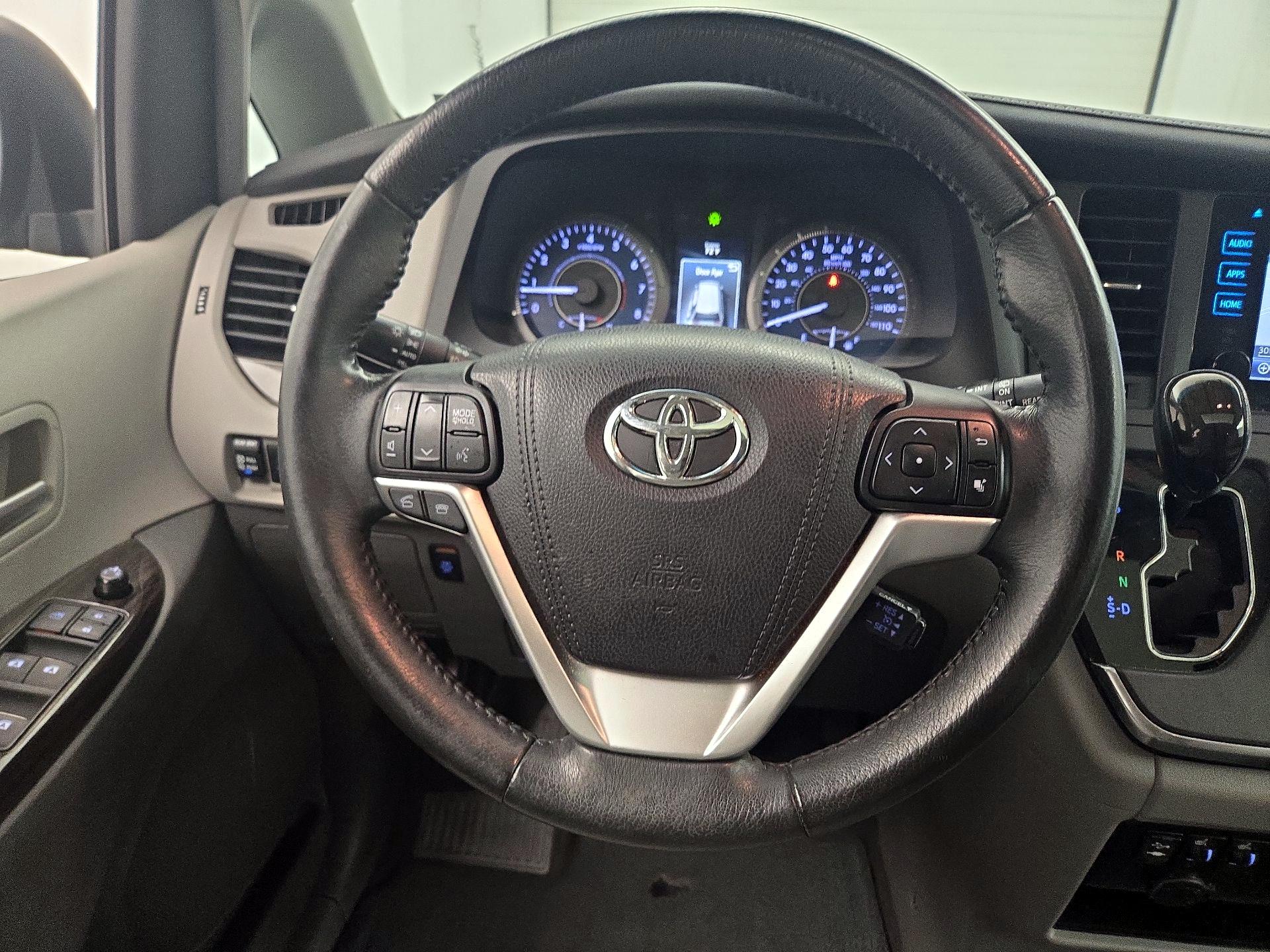 Thumbnail: 2016 Toyota Sienna - 10