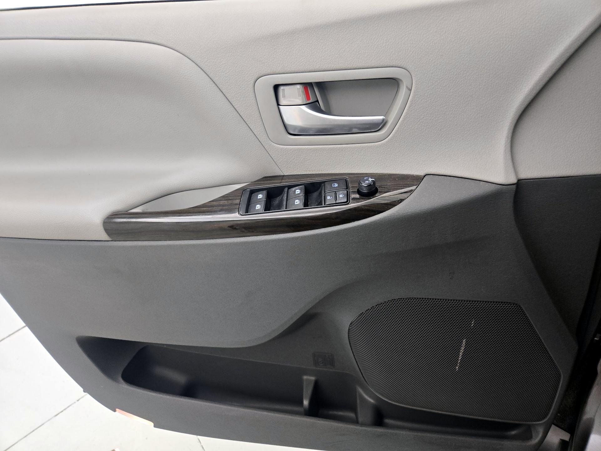Thumbnail: 2016 Toyota Sienna - 12