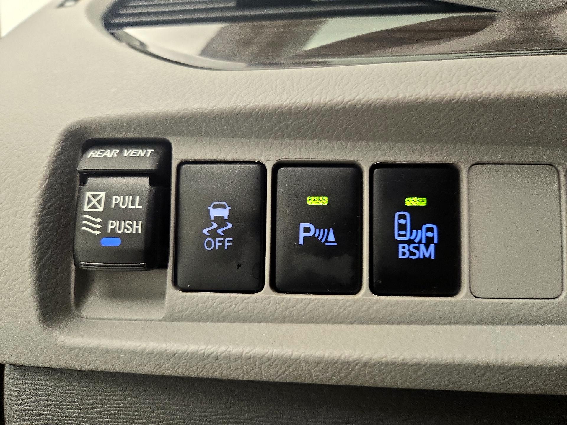Thumbnail: 2016 Toyota Sienna - 13