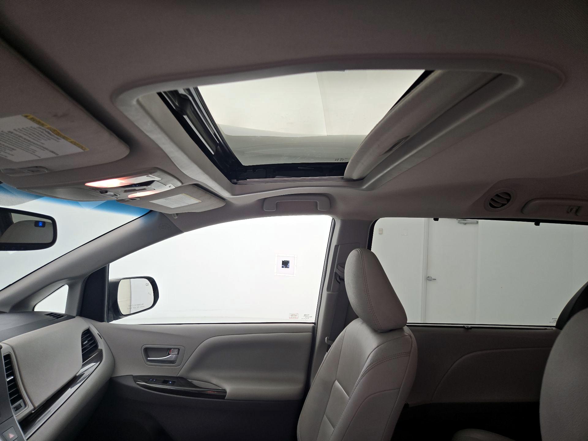 Thumbnail: 2016 Toyota Sienna - 20