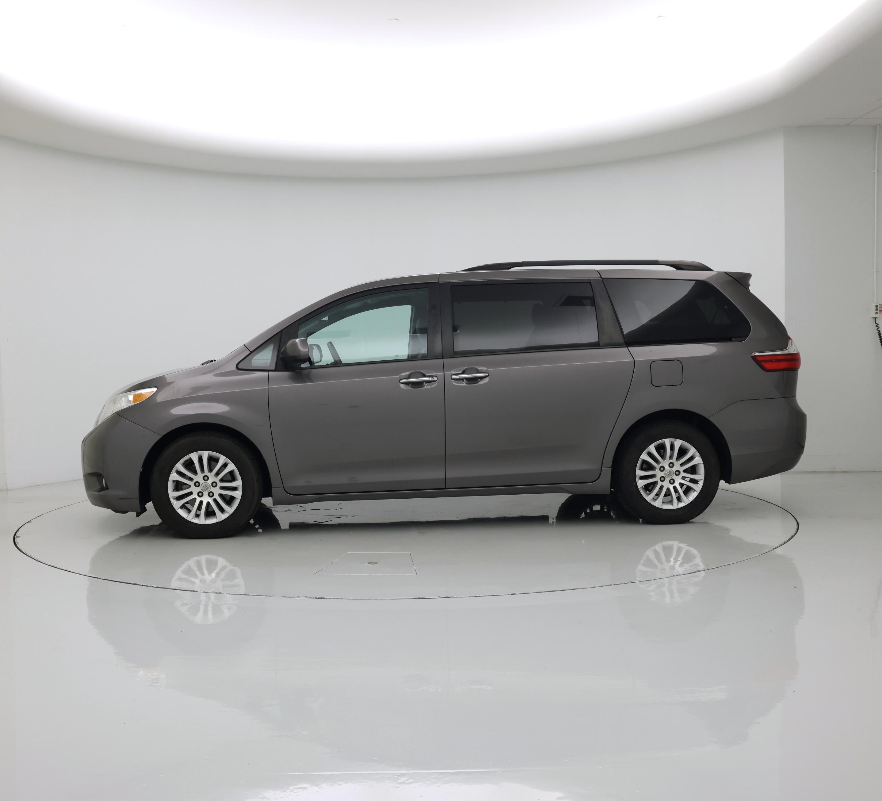 Thumbnail: 2016 Toyota Sienna - 3