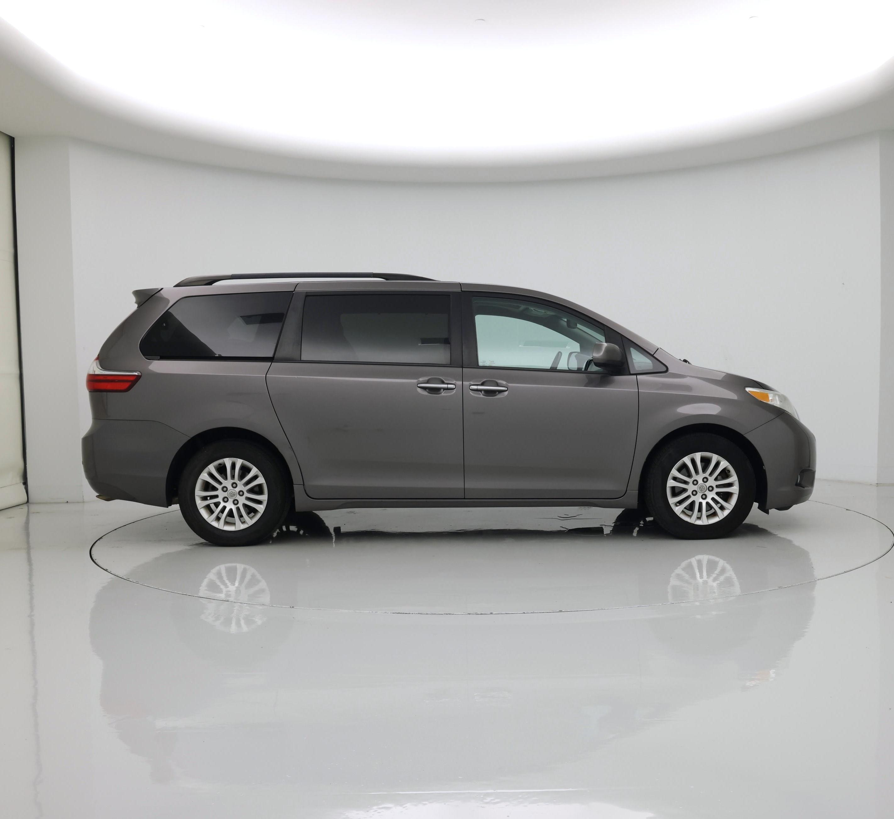 Thumbnail: 2016 Toyota Sienna - 7
