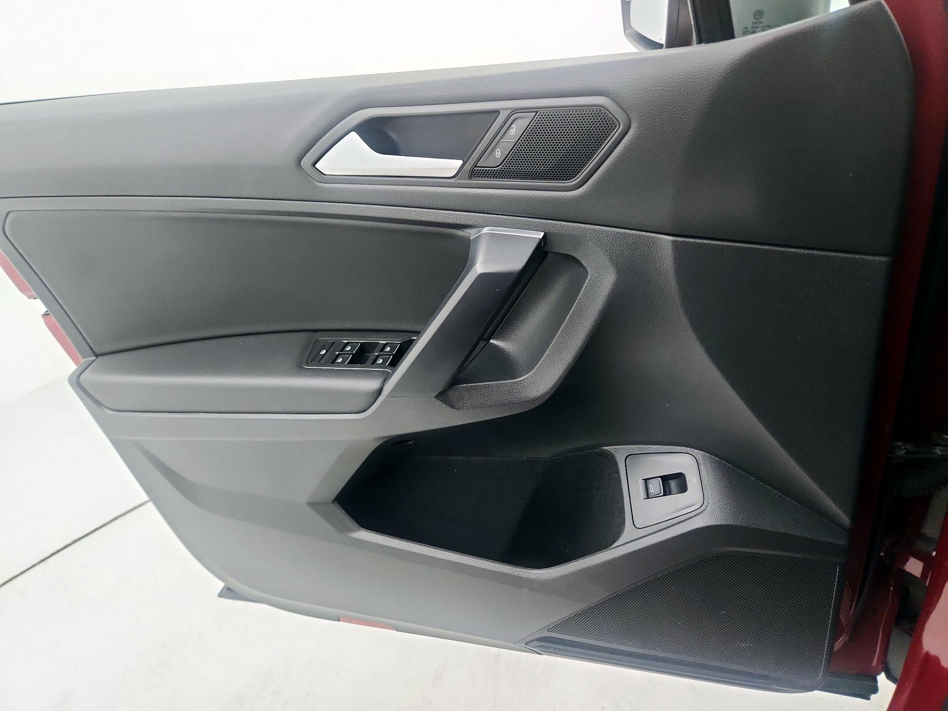 Thumbnail: 2021 Volkswagen Tiguan - 12