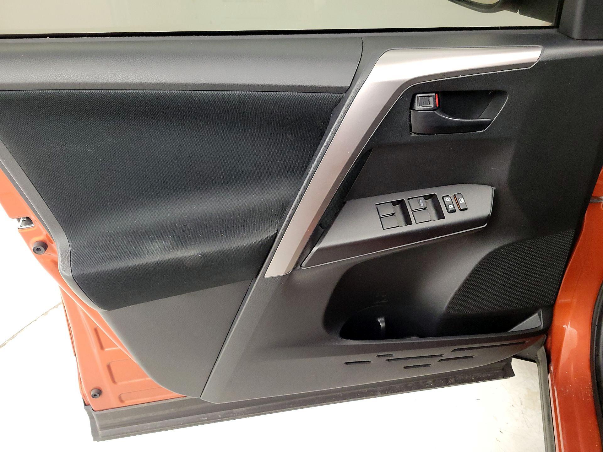 Thumbnail: 2016 Toyota RAV4 - 12