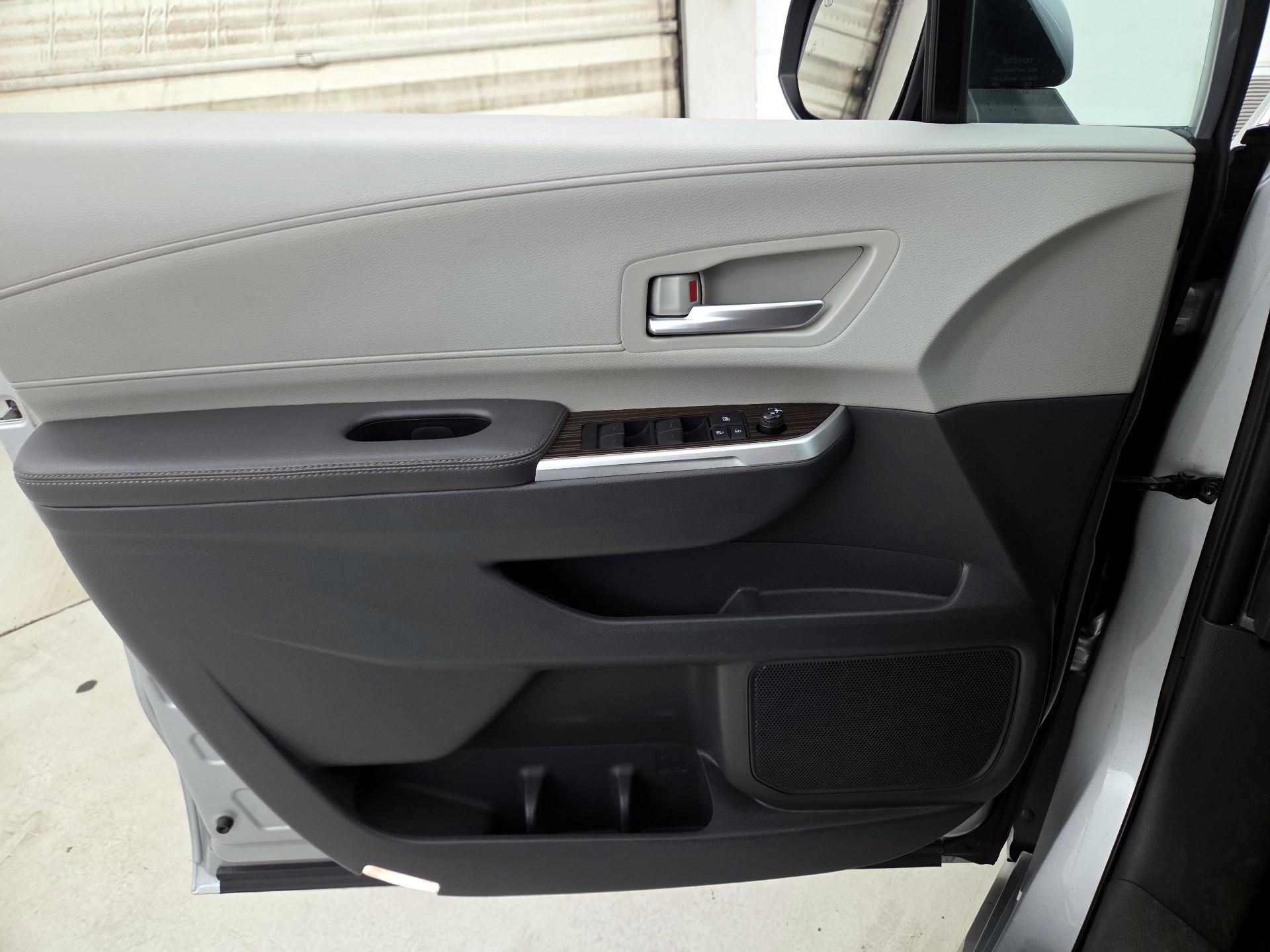 Thumbnail: 2022 Toyota Sienna - 12