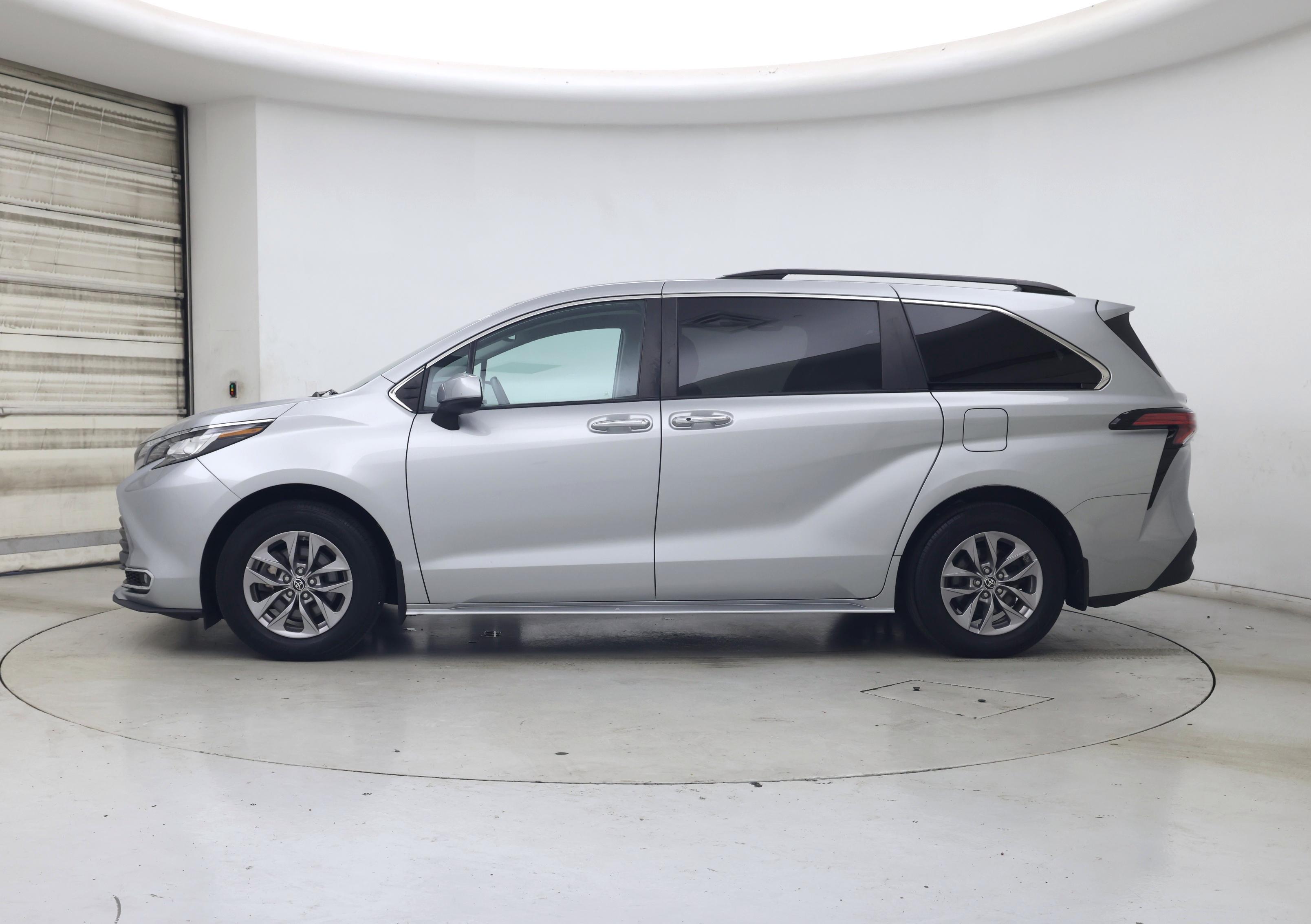 Thumbnail: 2022 Toyota Sienna - 3
