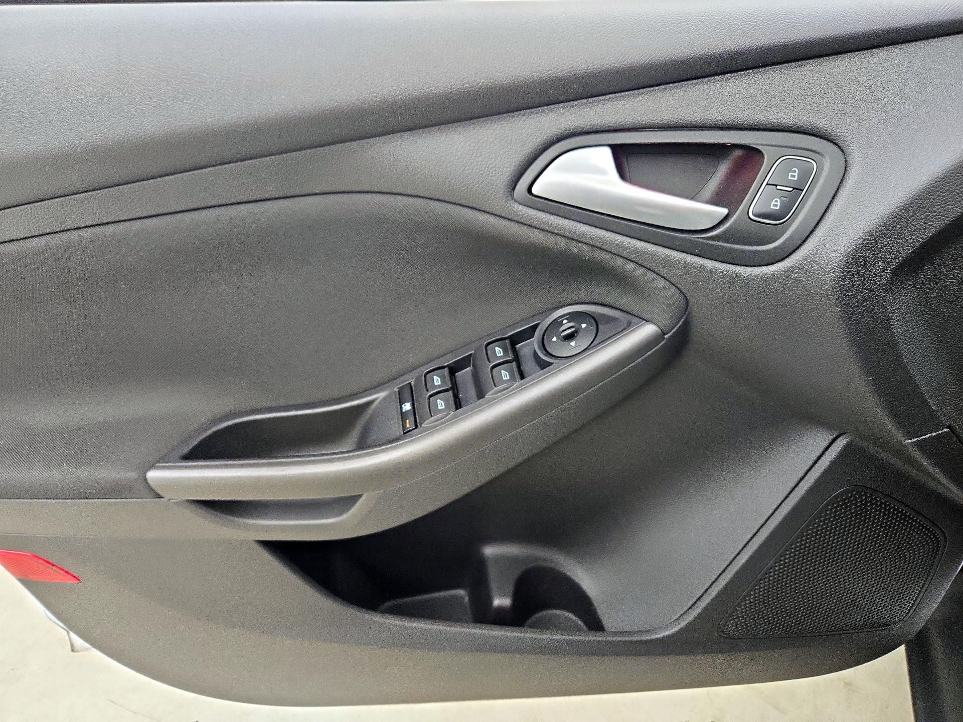 Thumbnail: 2015 Ford Focus - 12