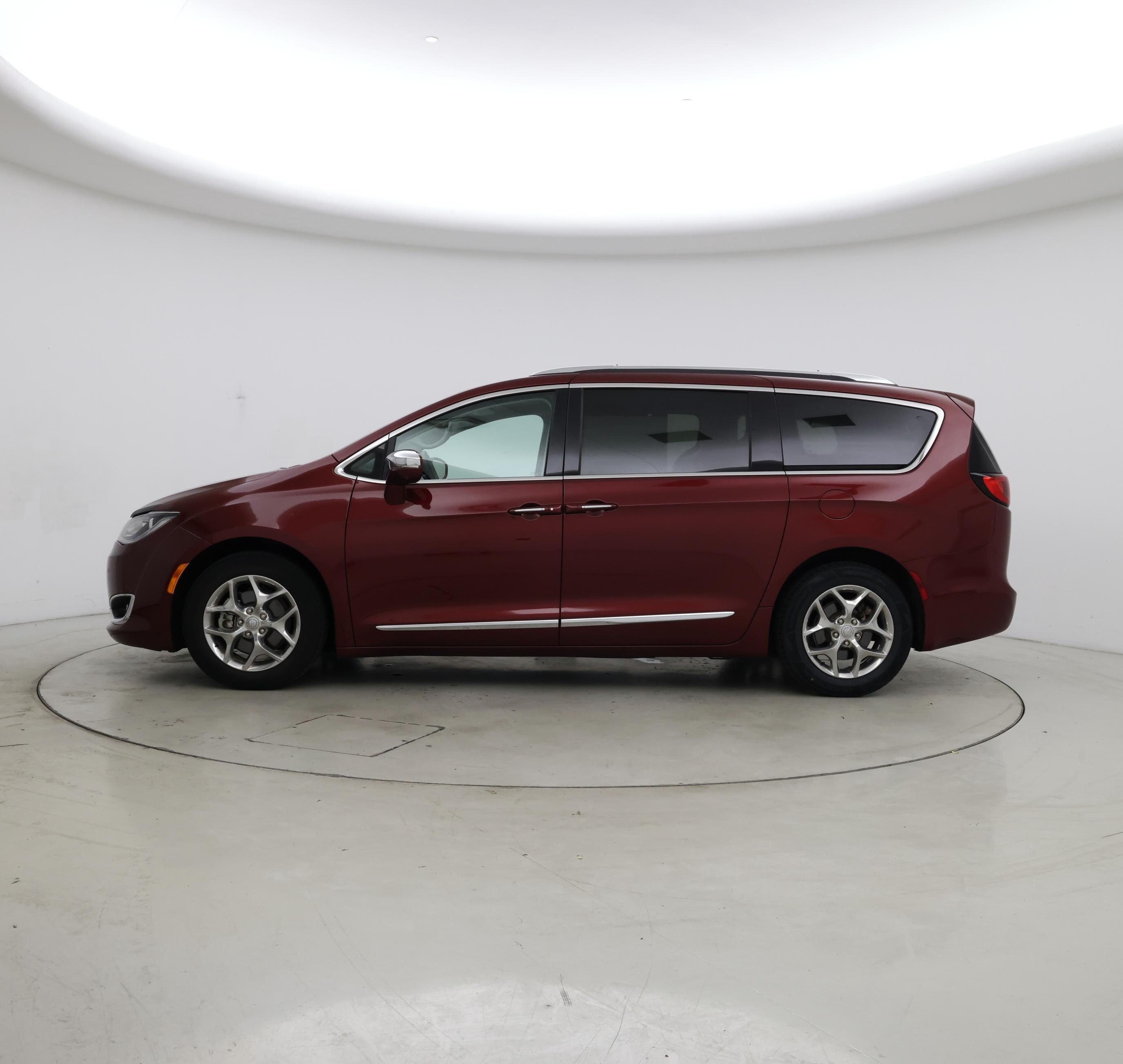 Thumbnail: 2018 Chrysler Pacifica - 3