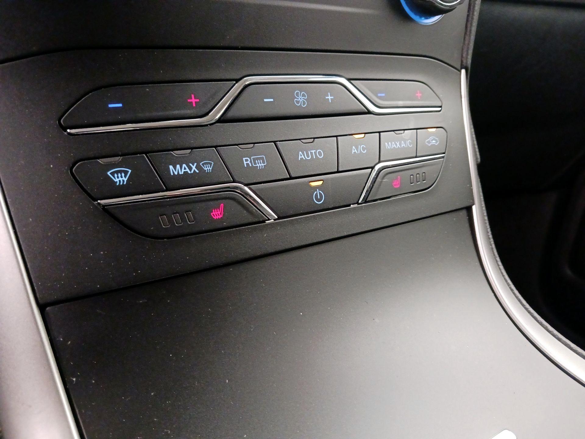 Thumbnail: 2019 Ford Edge - 16