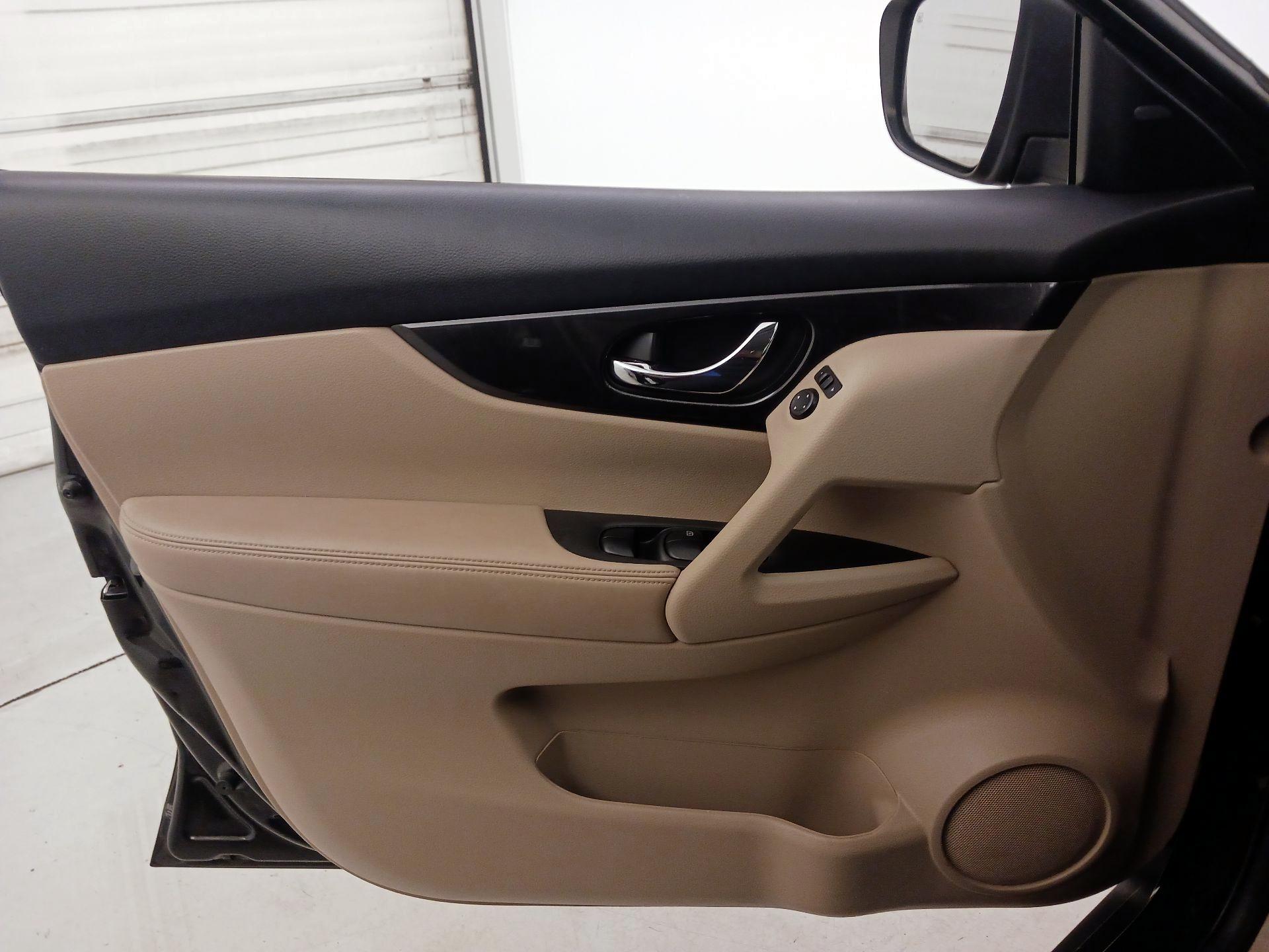 Thumbnail: 2017 Nissan Rogue - 12