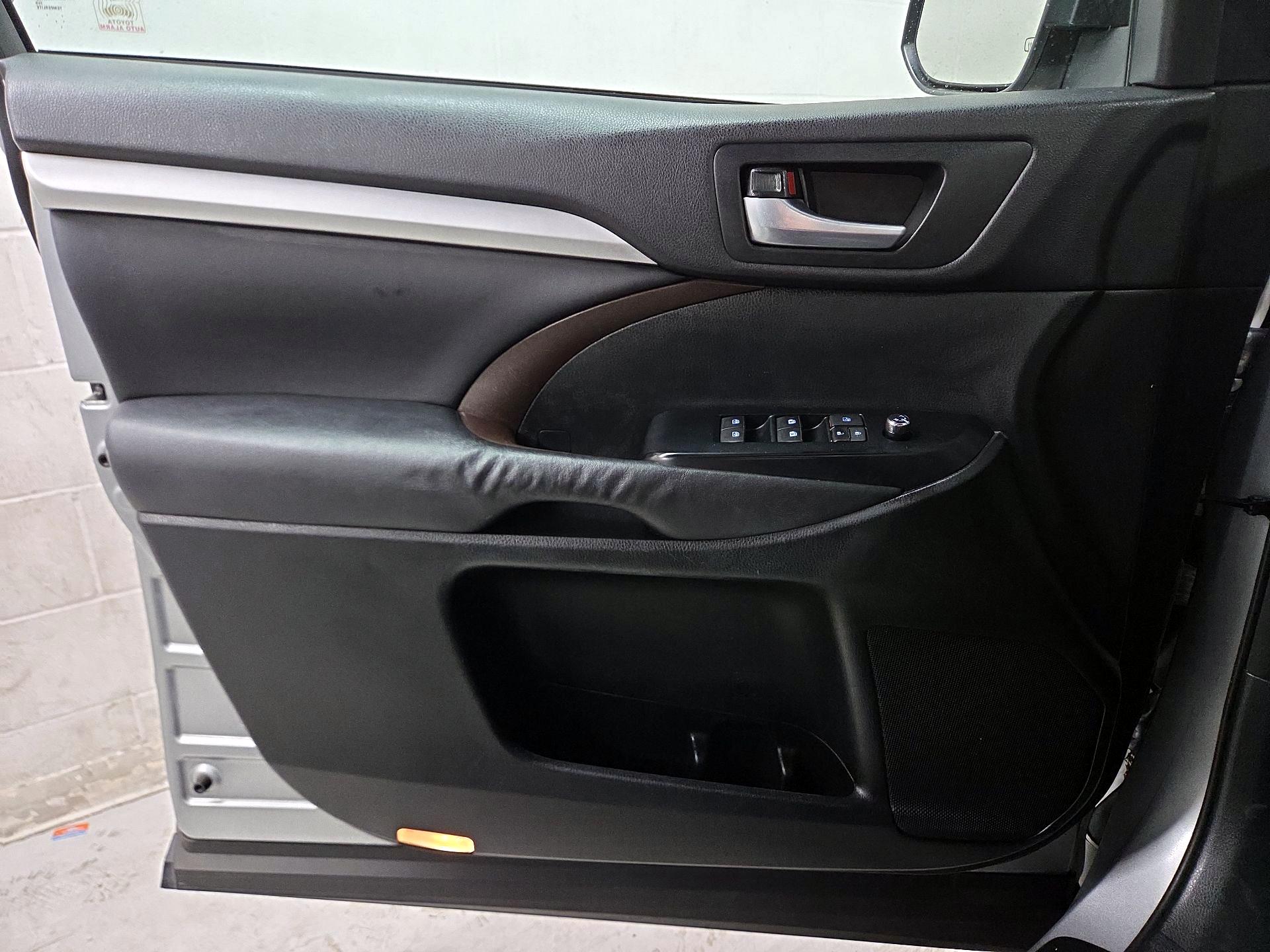 Thumbnail: 2015 Toyota Highlander - 12
