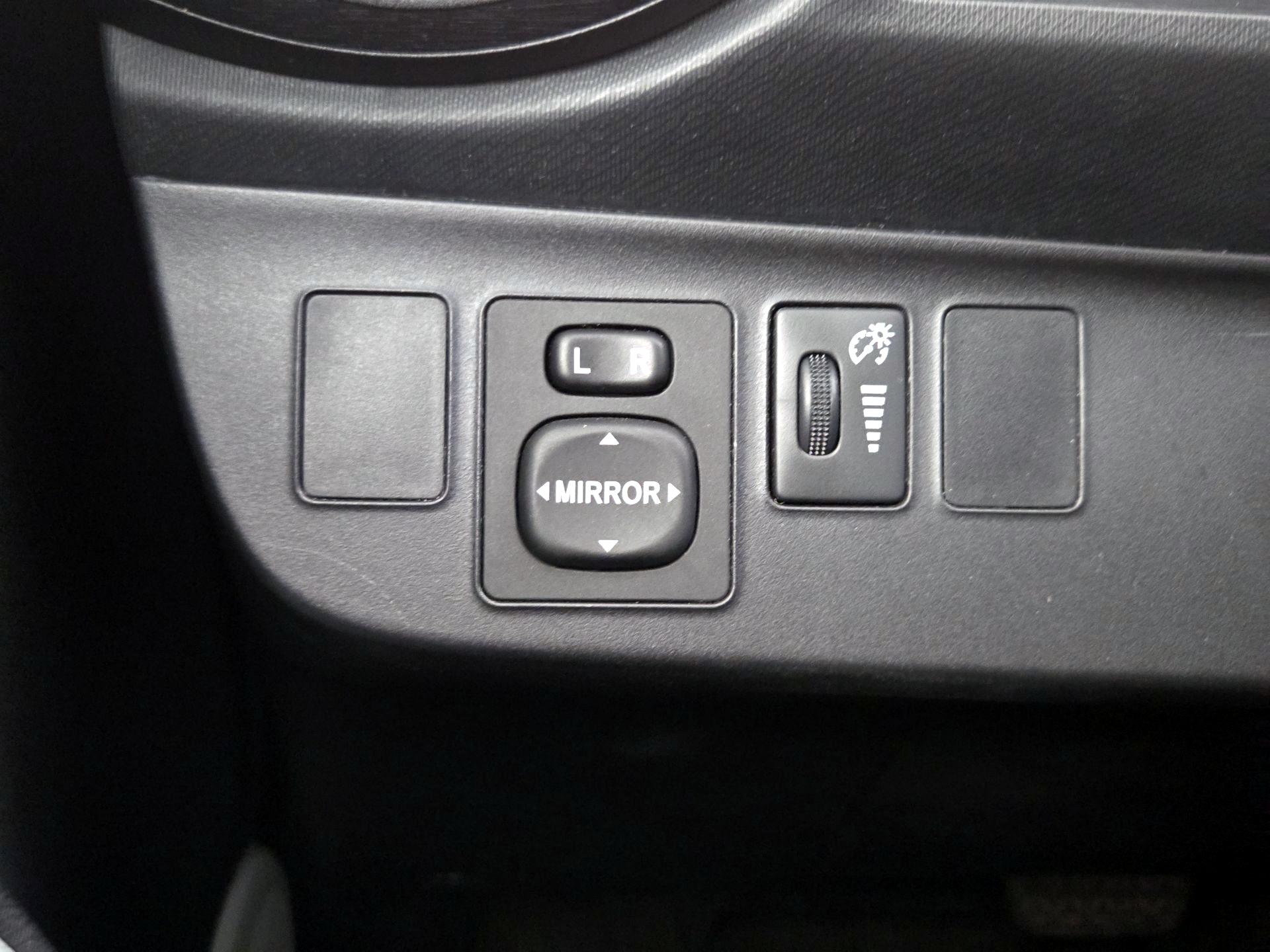 Thumbnail: 2014 Toyota Prius c - 13