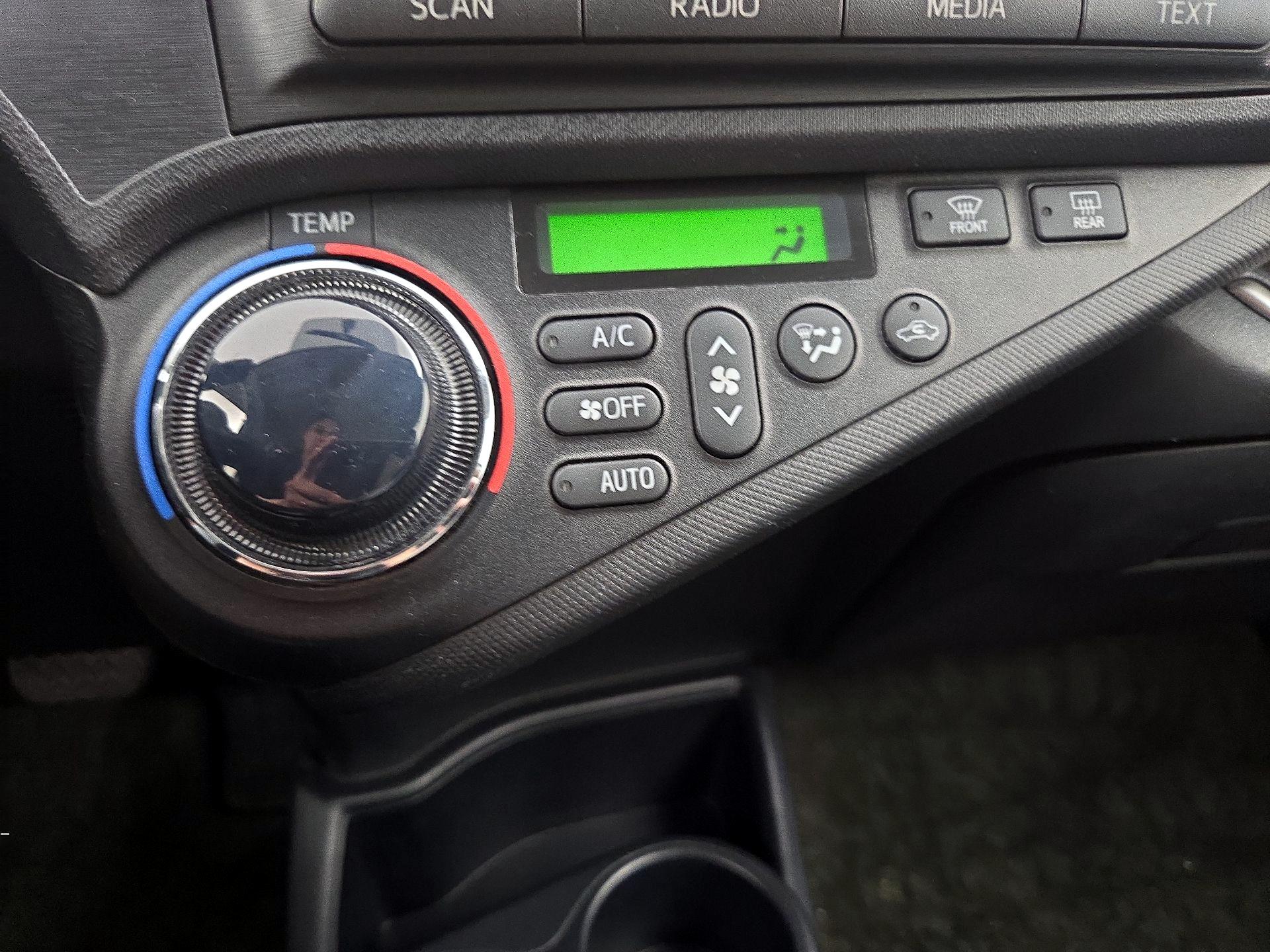 Thumbnail: 2014 Toyota Prius c - 15