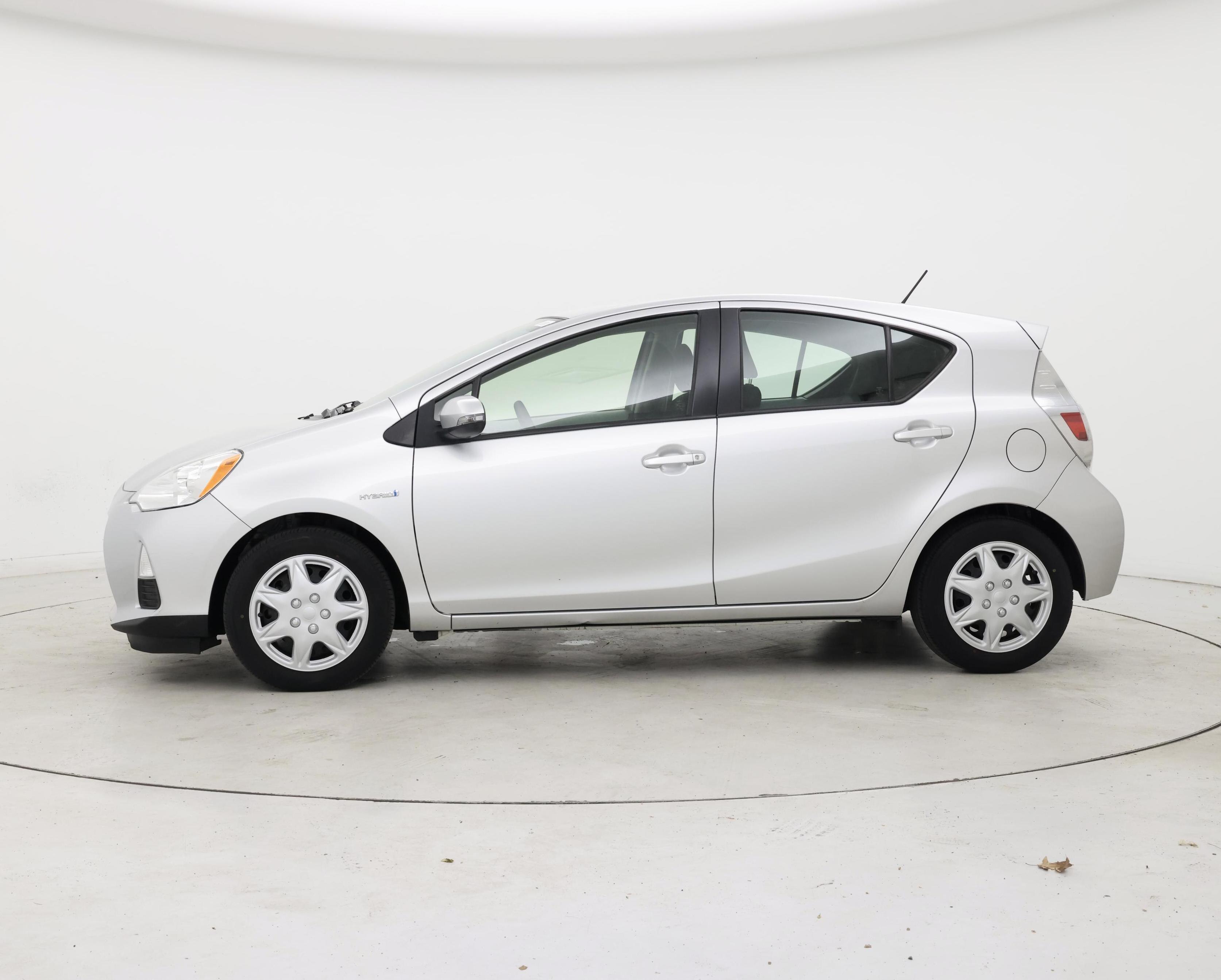 Thumbnail: 2014 Toyota Prius c - 3