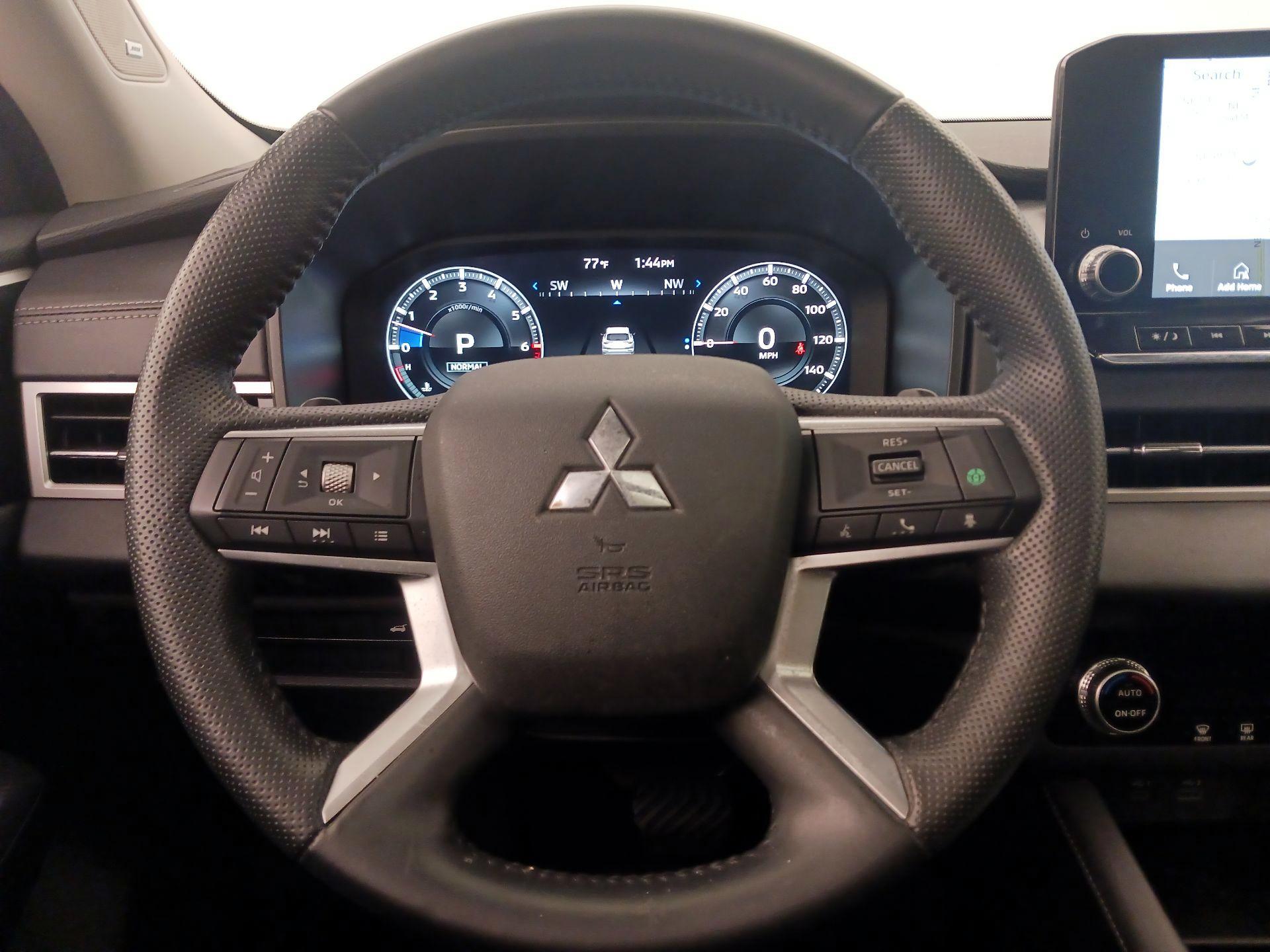 Thumbnail: 2023 Mitsubishi Outlander - 10