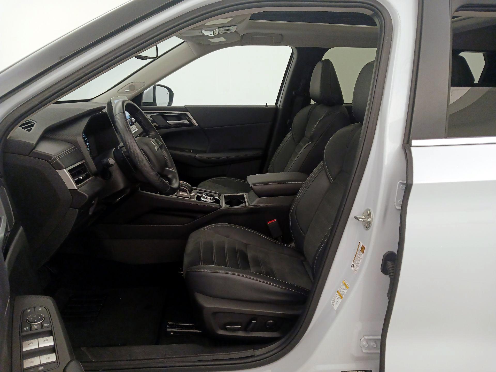 Thumbnail: 2023 Mitsubishi Outlander - 11