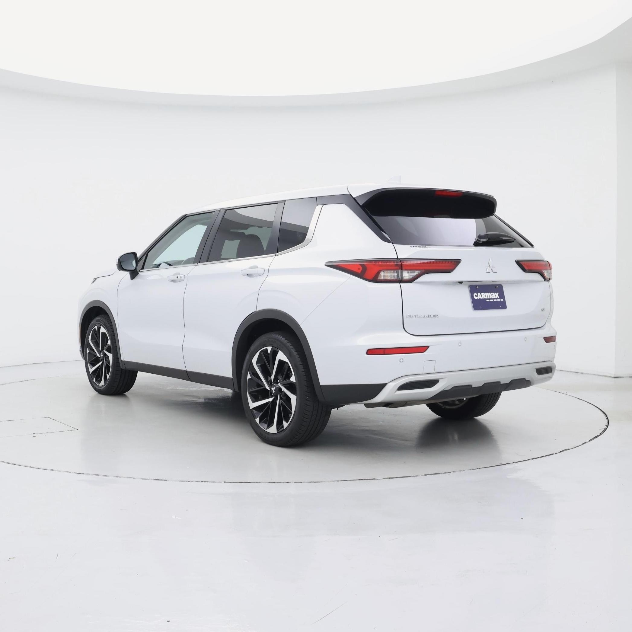 Thumbnail: 2023 Mitsubishi Outlander - 2