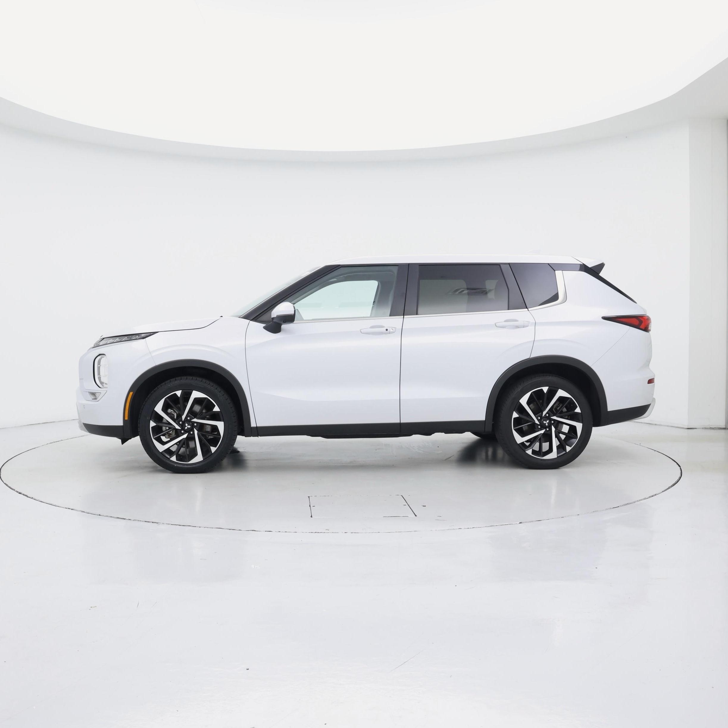 Thumbnail: 2023 Mitsubishi Outlander - 3