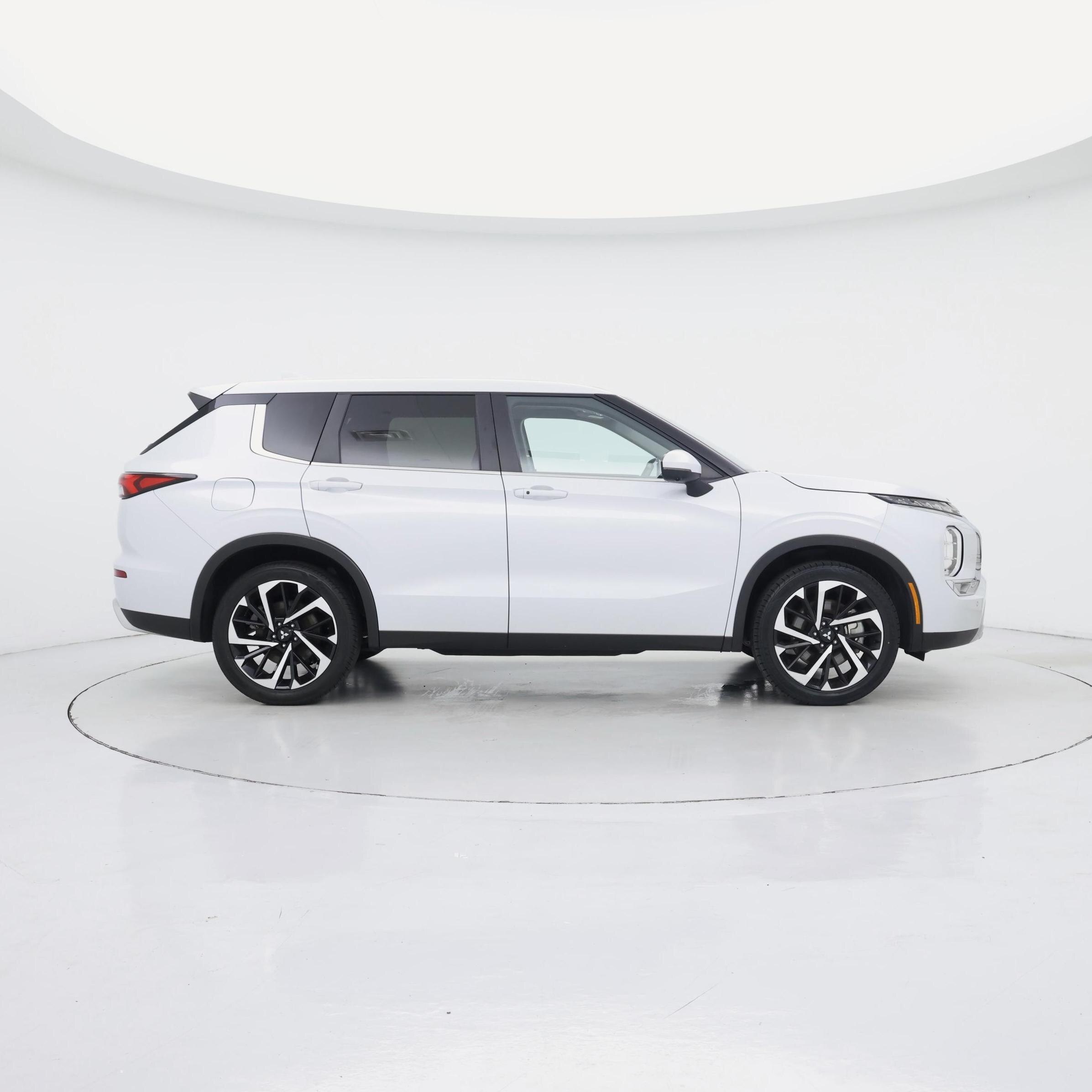 Thumbnail: 2023 Mitsubishi Outlander - 7