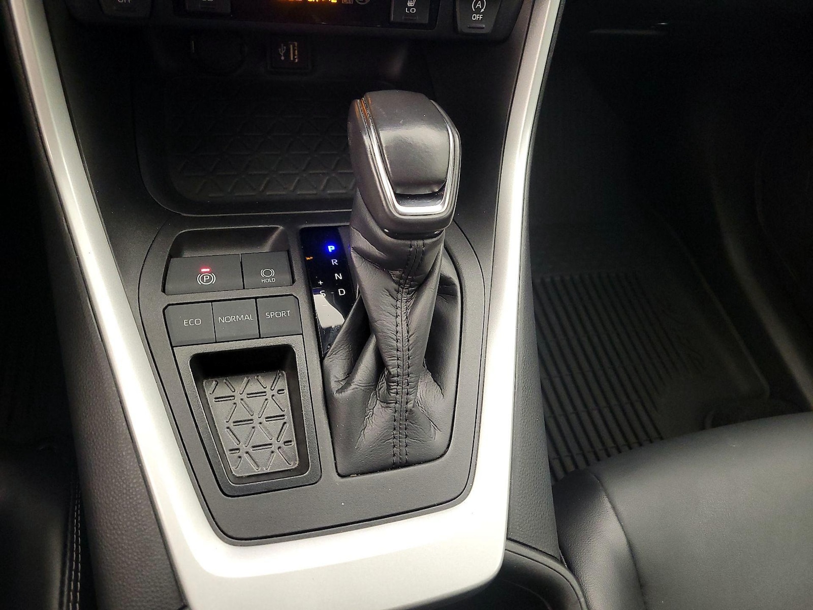 2024 Toyota RAV4 XLE Premium - Photo 18