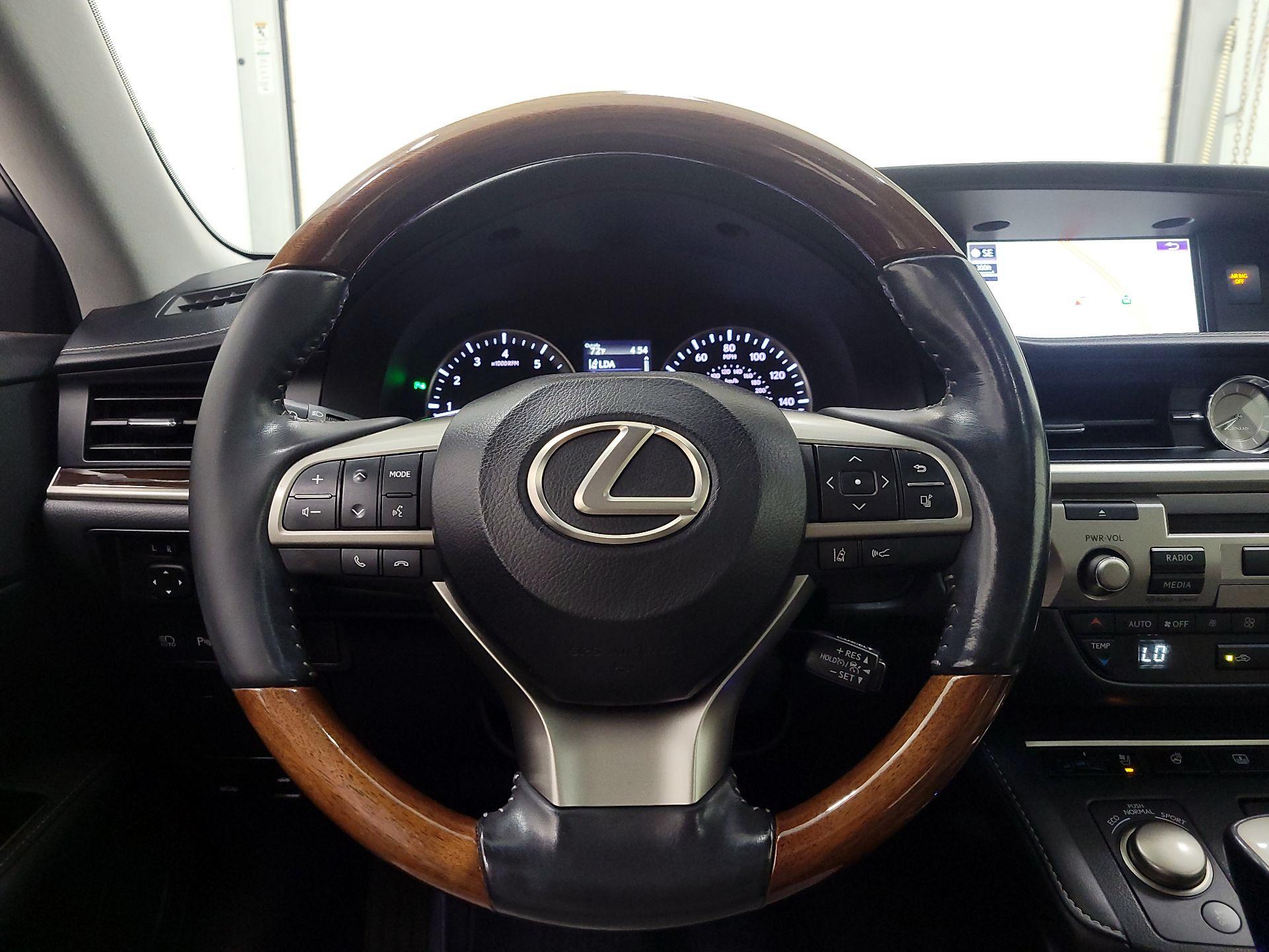 Thumbnail: 2018 Lexus ES - 10